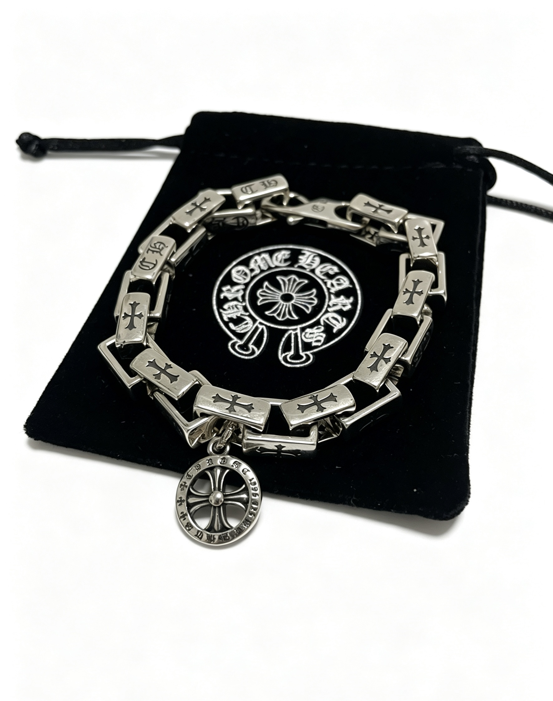 NO:859293,New [counter quality] Chrome Hearts Classic Retro Cross Flower Glossy Cuban Bracelet, the original concave and convex shapes have different pattern design styles, showing a distinctive cross. The Scout flower is the symbol of Chrome Hearts, so it is more durable. Genuine pattern-printed Chrome Hearts distinguishes the ordinary light version in the market. Match the version and standard quality. Look at the printing details. The degree of retro ash oxidation. Seiko version!  !  !  Purely handmade, authentic mold opening, trendy and fashionable must-have, can be worn by both men and women, the same style for couples, official website original version, rock punk Thai silver style, retro elements, trendy and versatile (code number 18, 20, 22 can be changed in size), fine jewelry, chrome hearts, chrome hearts, bracelets19860909新款【专柜品质】Chrome Hearts克罗心经典复古十字花光面古巴手链,原图凹凸造型不同的花纹设计风格 呈现出与众不同 十字架 童军花是克罗心的志 所以更经久不衰 正品打版Chrome Hearts克罗心 区别市场普通轻版 对版对标品质 看字印细节 复古做旧灰氧程度.精工版本！！！ 纯手工打造 正品开模 潮流时尚必备 男女均可佩戴 情侣同款 官网原版 摇滚朋克泰银风格 复古元素 潮流百搭（码数18 20 22可改尺寸）,饰品精品,chrome hearts,chrome hearts,bracelet,Jewelry