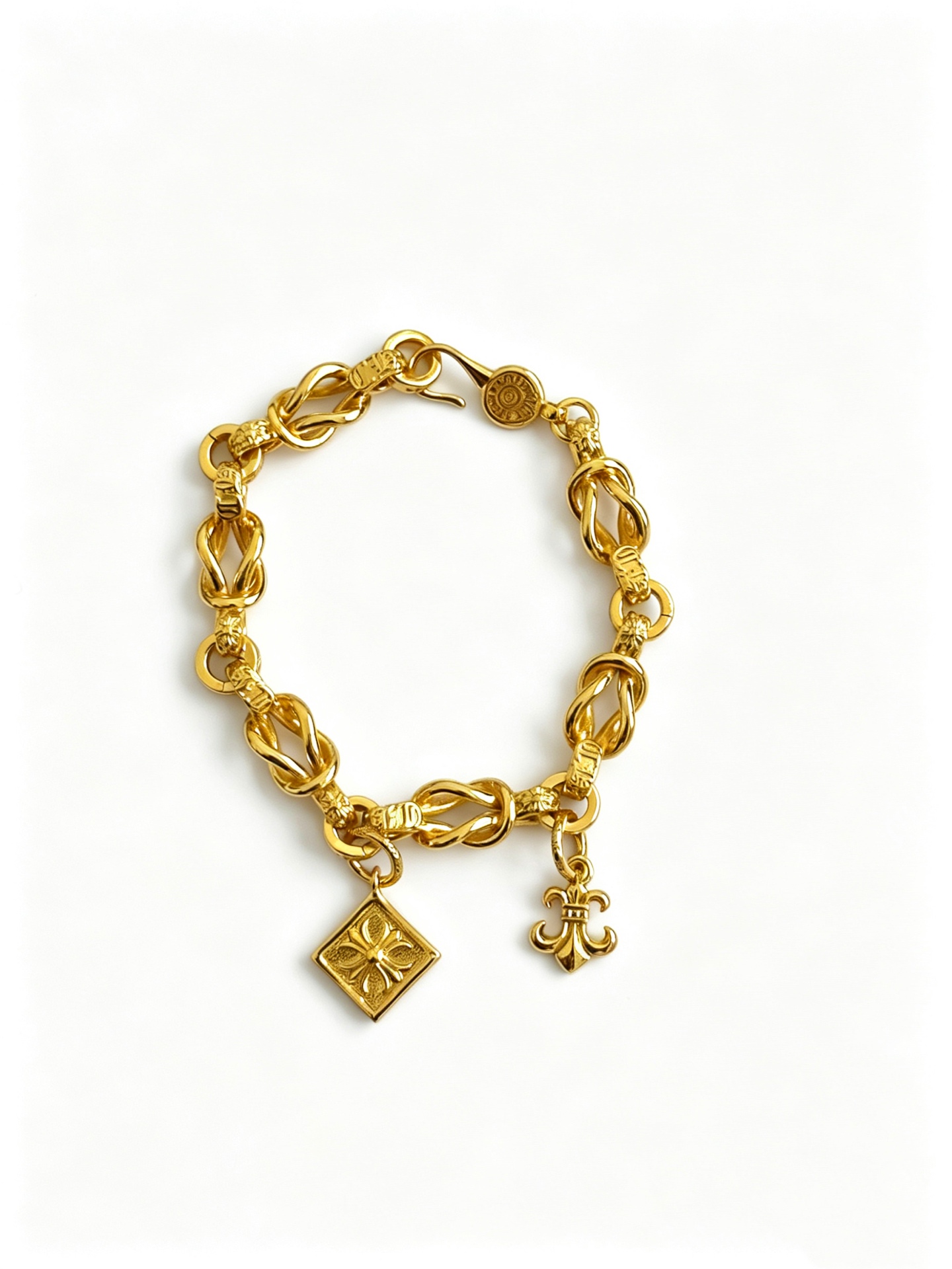 NO:859210,New [counter quality] Chrome Hearts Classic Retro Cross Flower Glossy Cuban Bracelet, the original concave and convex shapes have different pattern design styles, showing a distinctive cross. The Scout flower is the symbol of Chrome Hearts, so it is more durable. Genuine pattern-printed Chrome Hearts distinguishes the ordinary light version in the market. Match the version and standard quality. Look at the printing details. The degree of retro ash oxidation. Seiko version!  !  !  Purely handmade, authentic mold opening, trendy and fashionable must-have, can be worn by both men and women, the same style for couples, official website original version, rock punk Thai silver style, retro elements, trendy and versatile (code number 18, 20, 22 can be changed in size), fine jewelry, chrome hearts, chrome hearts, bracelets19860909新款【专柜品质】Chrome Hearts克罗心经典复古十字花光面古巴手链,原图凹凸造型不同的花纹设计风格 呈现出与众不同 十字架 童军花是克罗心的志 所以更经久不衰 正品打版Chrome Hearts克罗心 区别市场普通轻版 对版对标品质 看字印细节 复古做旧灰氧程度.精工版本！！！ 纯手工打造 正品开模 潮流时尚必备 男女均可佩戴 情侣同款 官网原版 摇滚朋克泰银风格 复古元素 潮流百搭（码数18 20 22可改尺寸）,饰品精品,chrome hearts,chrome hearts,bracelet,Jewelry