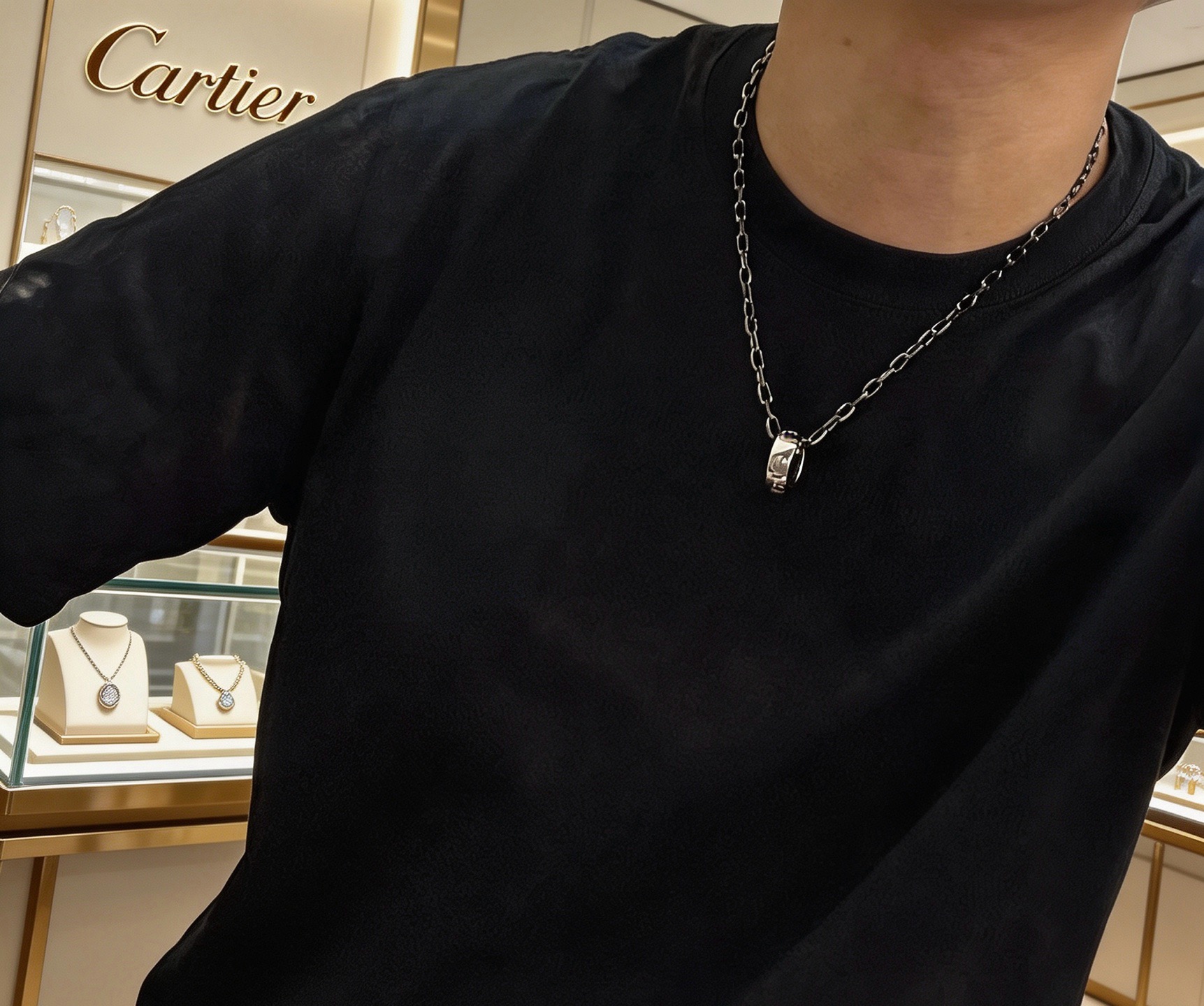 新款带钻卡地亚项链V金材质系列 品相完美，细节无敌，那种独特的色泽完全无可挑剔，再缀以经典指环外形设计，