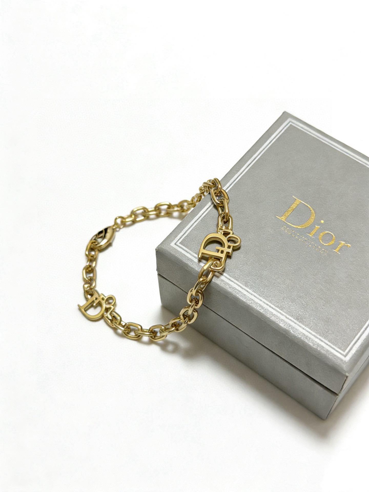 DIOR新款。高品质迪奥手链原单货专柜新款开模复古潮流时尚必备 男女均可佩戴 情侣款同款 摇滚朋克泰银风