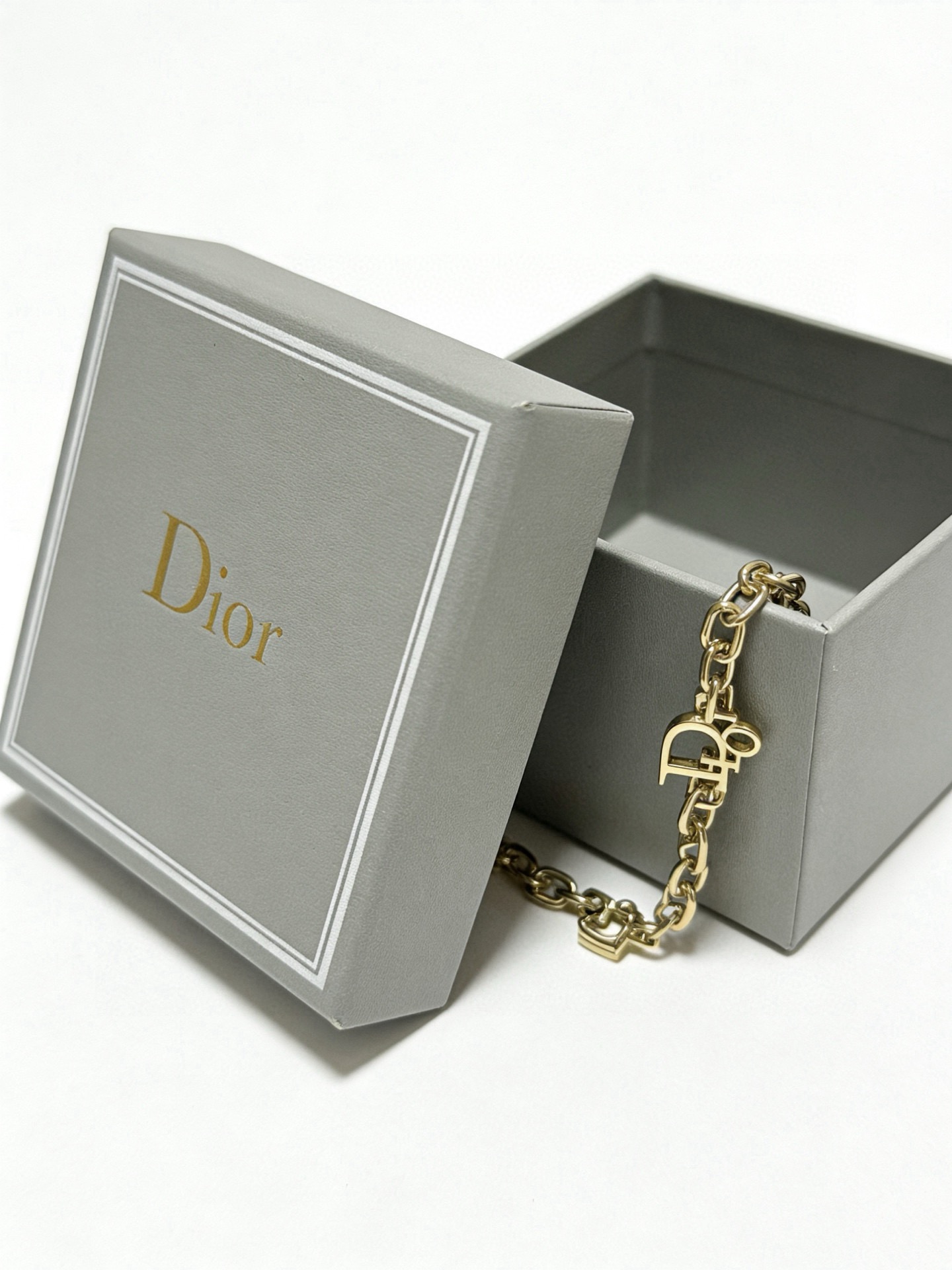 DIOR新款。高品质迪奥手链原单货专柜新款开模复古潮流时尚必备 男女均可佩戴 情侣款同款 摇滚朋克泰银风