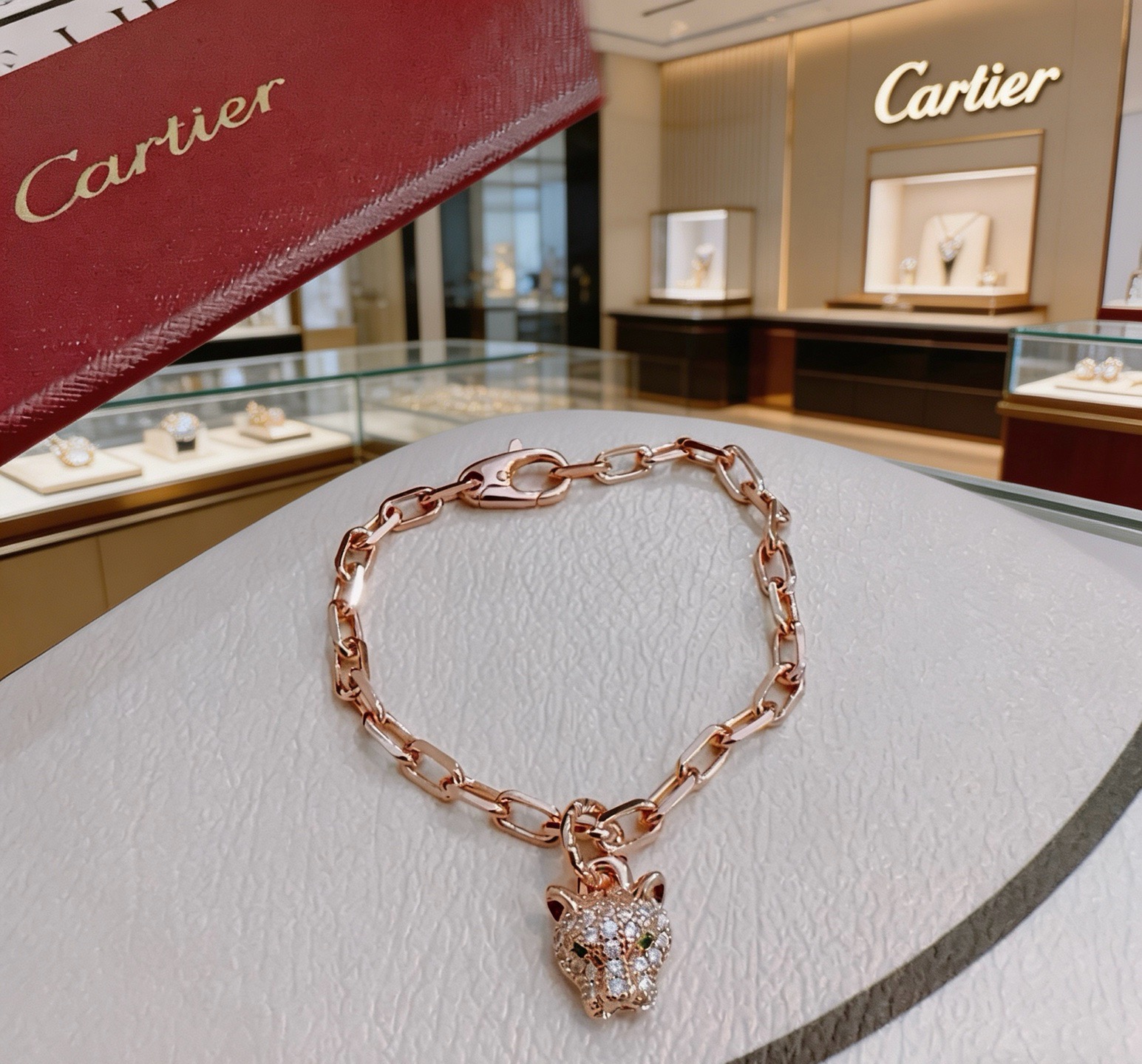NO:863759,The new Cartier bracelet V gold material series is in perfect condition, with unparalleled details. The unique color is completely impeccable, and is decorated with a classic ring shape design. It is simple yet elegant and eye-catching. The pure handmade combination of V gold is more elegant and elegant. The same style for men and women, boutique jewelry, cartier, bracelet19860909新款卡地亚手链V金材质系列 品相完美,细节无敌,那种独特的色泽完全无可挑剔,再缀以经典指环外形设计,简约之余却又优雅夺目,V金纯手工的组合更显气色,上手雅致动人.男女同款,饰品精品,cartier,bracelet,Jewelry