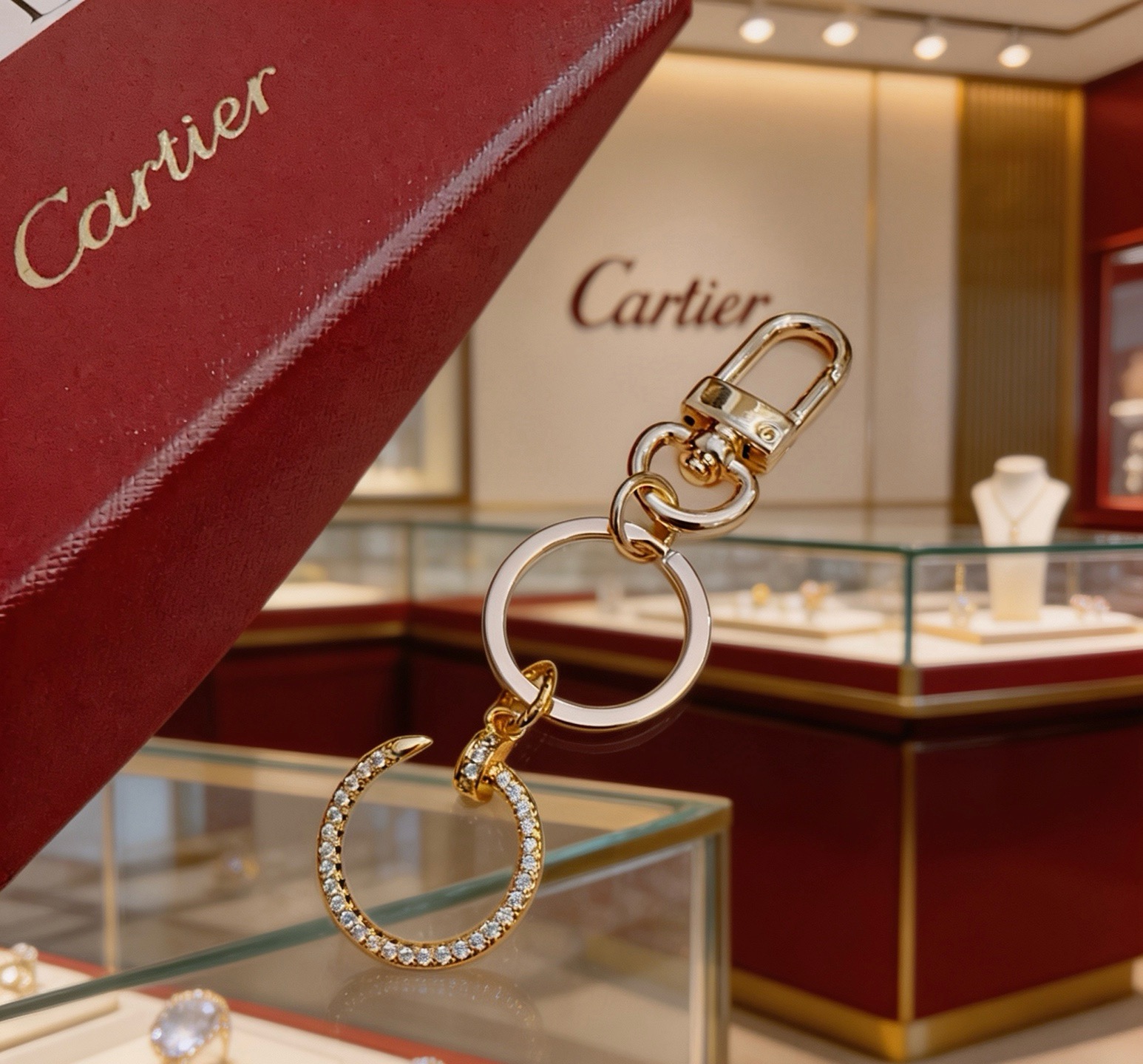 NO:863770,Original goods, new Cartier keychains, bag buckles, accessories, the same as the original customization at the counter. The rebellious and exaggerated punk in the heart, but the anxiety of longing for beauty in the heart, another interpretation of beauty. Hot models are shipped. The design is unique and avant-garde. Retro and old design, boutique jewelry, cartier, keychain19860909原单货新款卡地亚 钥匙扣 包包扣 配饰 专柜一致原版定制 骨子里那种叛逆浮夸朋克可内心又向往着美好的焦虑,对美的另一种诠释 火爆款出货 设计独特 前卫 复古做旧设计,饰品精品,cartier,keychain,Jewelry