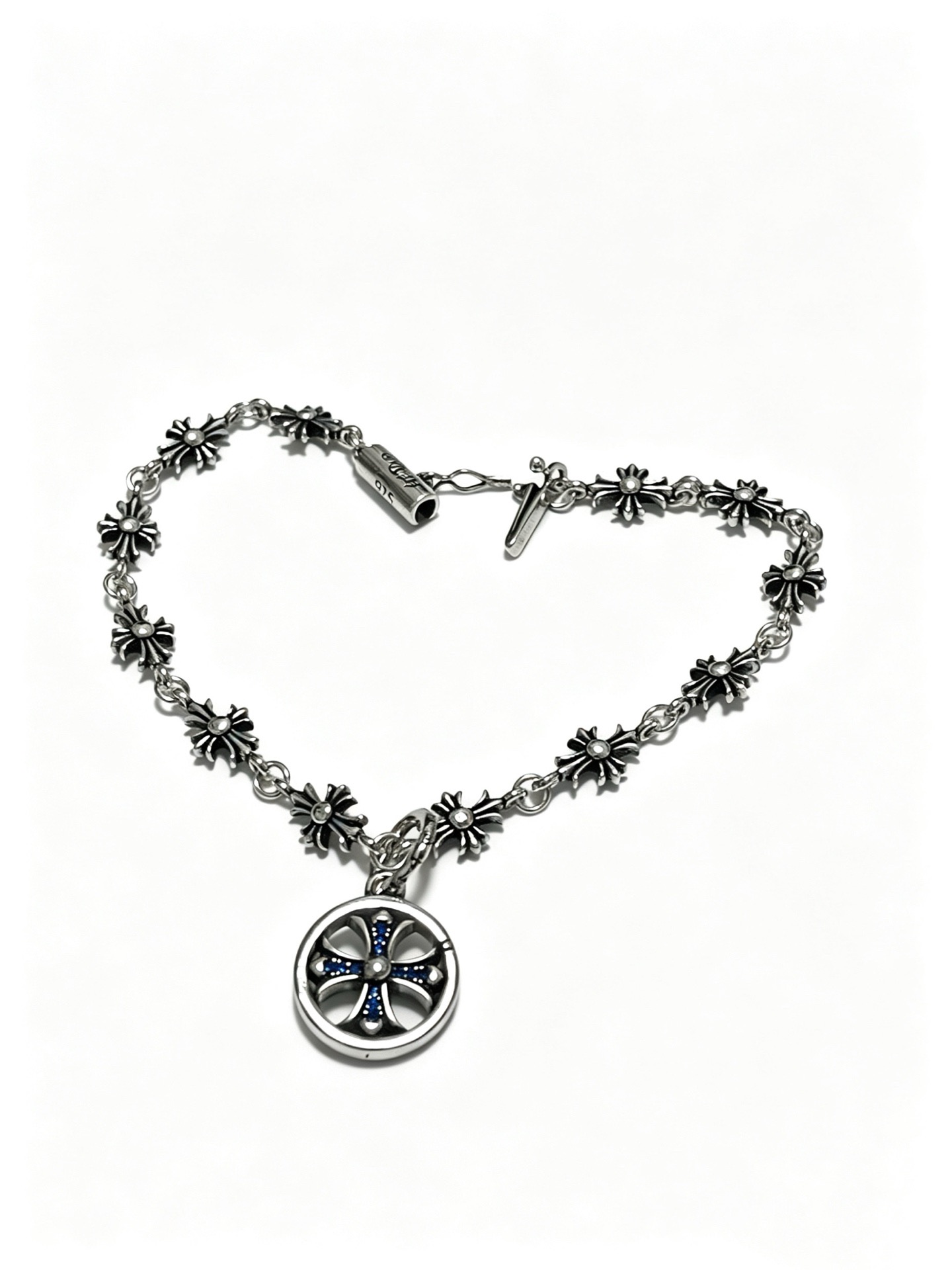 NO:863031,New [counter quality] Chrome Hearts Classic Retro Cross Flower Glossy Cuban Bracelet, the original concave and convex shapes have different pattern design styles, showing a distinctive cross. The Scout flower is the symbol of Chrome Hearts, so it is more durable. Genuine pattern-printed Chrome Hearts distinguishes the ordinary light version in the market. Match the version and standard quality. Look at the printing details. The degree of retro ash oxidation. Seiko version!  !  !  Purely handmade, authentic mold opening, trendy and fashionable must-have, can be worn by both men and women, same style for couples, official website original version, rock punk Thai silver style, retro elements, trendy and versatile, boutique jewelry, chrome hearts, chrome hearts, bracelets19860909新款【专柜品质】Chrome Hearts克罗心经典复古十字花光面古巴手链,原图凹凸造型不同的花纹设计风格 呈现出与众不同 十字架 童军花是克罗心的志 所以更经久不衰 正品打版Chrome Hearts克罗心 区别市场普通轻版 对版对标品质 看字印细节 复古做旧灰氧程度.精工版本！！！ 纯手工打造 正品开模 潮流时尚必备 男女均可佩戴 情侣同款 官网原版 摇滚朋克泰银风格 复古元素 潮流百搭,饰品精品,chrome hearts,chrome hearts,bracelet,Jewelry