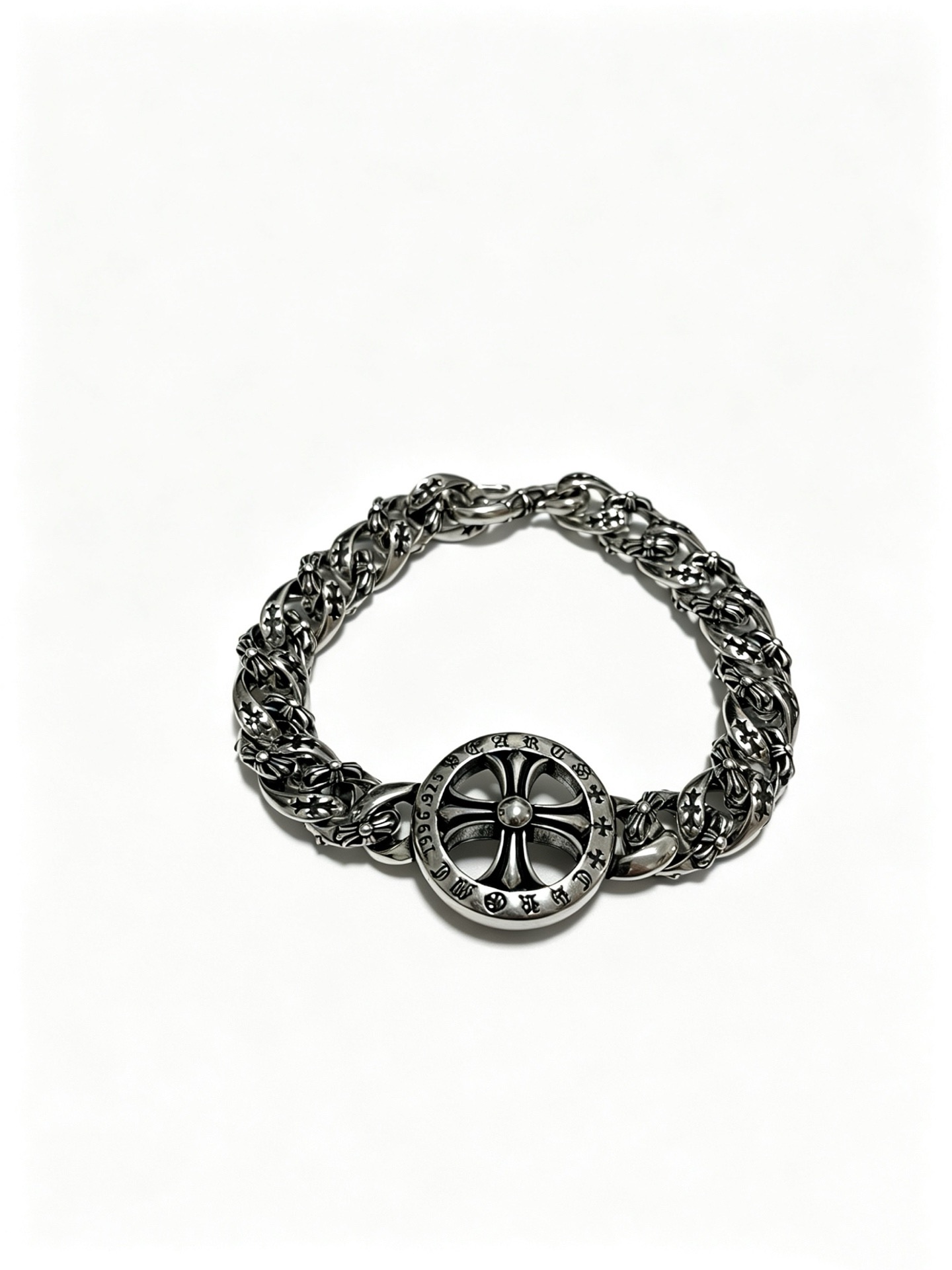 NO:863061,New [counter quality] Chrome Hearts Classic Retro Cross Flower Glossy Cuban Bracelet, the original concave and convex shapes have different pattern design styles, showing a distinctive cross. The Scout flower is the symbol of Chrome Hearts, so it is more durable. Genuine pattern-printed Chrome Hearts distinguishes the ordinary light version in the market. Match the version and standard quality. Look at the printing details. The degree of retro ash oxidation. Seiko version!  !  !  Purely handmade, authentic mold opening, trendy and fashionable must-have, can be worn by both men and women, same style for couples, official website original version, rock punk Thai silver style, retro elements, trendy and versatile, boutique jewelry, chrome hearts, chrome hearts, bracelets19860909新款【专柜品质】Chrome Hearts克罗心经典复古十字花光面古巴手链,原图凹凸造型不同的花纹设计风格 呈现出与众不同 十字架 童军花是克罗心的志 所以更经久不衰 正品打版Chrome Hearts克罗心 区别市场普通轻版 对版对标品质 看字印细节 复古做旧灰氧程度.精工版本！！！ 纯手工打造 正品开模 潮流时尚必备 男女均可佩戴 情侣同款 官网原版 摇滚朋克泰银风格 复古元素 潮流百搭,饰品精品,chrome hearts,chrome hearts,bracelet,Jewelry