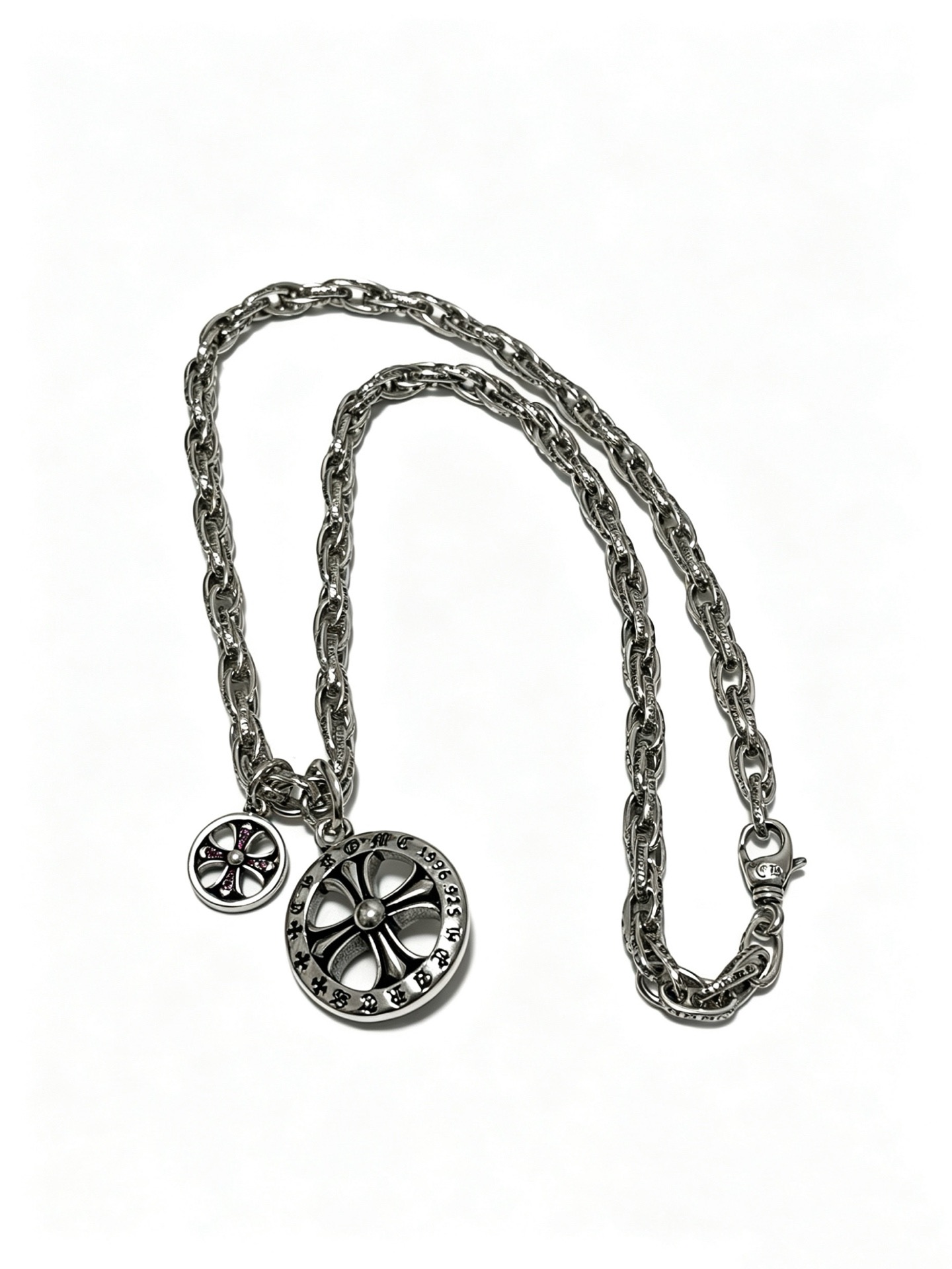 NO:863115,New [counter quality] Chrome Hearts multi-element retro cross necklace, thick cross pendant, different pattern design styles with concave and convex shapes, showing a distinctive cross. The Scout flower is the symbol of Chrome Hearts, so it is more durable. Genuine pattern-printed Chrome Hearts distinguishes the ordinary light version in the market. Match the version and standard quality. Look at the printing details. The degree of retro ash oxidation. Seiko version!  !  !  Purely handmade, authentic molded fashion essentials, can be worn by both men and women, same style for couples, original official website, rock punk Thai silver style, retro elements, trendy and versatile, boutique jewelry, chrome hearts, chrome hearts, necklace19860909新款【专柜品质】Chrome Hearts克罗心多元素复古十字架项链 粗款十字架吊坠 凹凸造型不同的花纹设计风格 呈现出与众不同 十字架 童军花是克罗心的志 所以更经久不衰 正品打版Chrome Hearts克罗心 区别市场普通轻版 对版对标品质 看字印细节 复古做旧灰氧程度.精工版本！！！ 纯手工打造 正品开模潮流时尚必备 男女均可佩戴 情侣同款 官网原版 摇滚朋克泰银风格 复古元素 潮流百搭,饰品精品,chrome hearts,chrome hearts,necklace,Jewelry