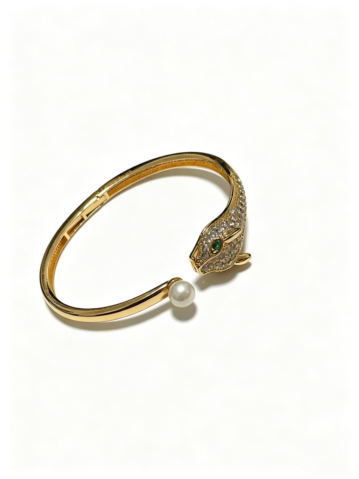 NO:861376,Cartier bracelet bracelet V gold material series, perfect appearance, unparalleled details, the unique color is completely impeccable, and decorated with a classic ring shape design, simple yet elegant and eye-catching, the V gold pure handmade combination is more elegant, elegant and moving. Same style for men and women Cartier bracelet, jewelry boutique, cartier, bracelet, bracelet19860909卡地亚手链手镯V金材质系列 品相完美,细节无敌,那种独特的色泽完全无可挑剔,再缀以经典指环外形设计,简约之余却又优雅夺目,V金纯手工的组合更显气色,上手雅致动人.男女同款 卡地亚手链,饰品精品,cartier,bracelet,bracelet,Jewelry