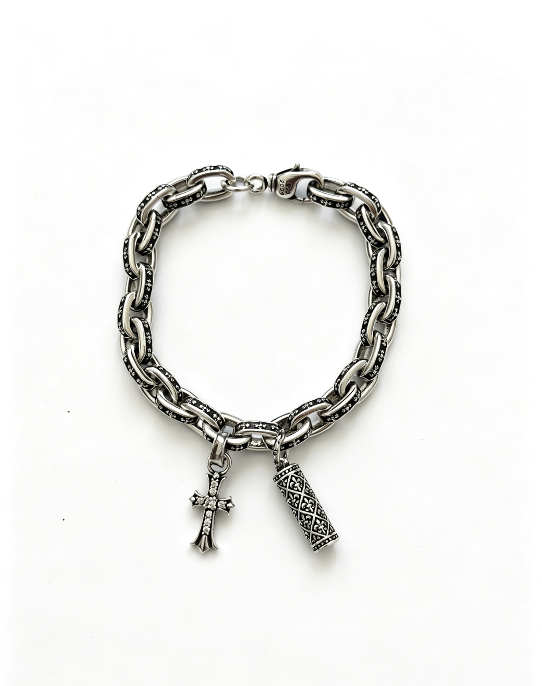 NO:860939,New [counter quality] Chrome Hearts Classic Retro Cross Flower Glossy Cuban Bracelet, the original concave and convex shapes have different pattern design styles, showing a distinctive cross. The Scout flower is the symbol of Chrome Hearts, so it is more durable. Genuine pattern-printed Chrome Hearts distinguishes the ordinary light version in the market. Match the version and standard quality. Look at the printing details. The degree of retro ash oxidation. Seiko version!  !  !  Purely handmade, authentic mold opening, trendy and fashionable must-have, can be worn by both men and women, the same style for couples, official website original version, rock punk Thai silver style, retro elements, trendy and versatile (code number 18, 20, 22 can be changed in size), fine jewelry, chrome hearts, chrome hearts, bracelets19860909新款【专柜品质】Chrome Hearts克罗心经典复古十字花光面古巴手链,原图凹凸造型不同的花纹设计风格 呈现出与众不同 十字架 童军花是克罗心的志 所以更经久不衰 正品打版Chrome Hearts克罗心 区别市场普通轻版 对版对标品质 看字印细节 复古做旧灰氧程度.精工版本！！！ 纯手工打造 正品开模 潮流时尚必备 男女均可佩戴 情侣同款 官网原版 摇滚朋克泰银风格 复古元素 潮流百搭（码数18 20 22可改尺寸）,饰品精品,chrome hearts,chrome hearts,bracelet,Jewelry