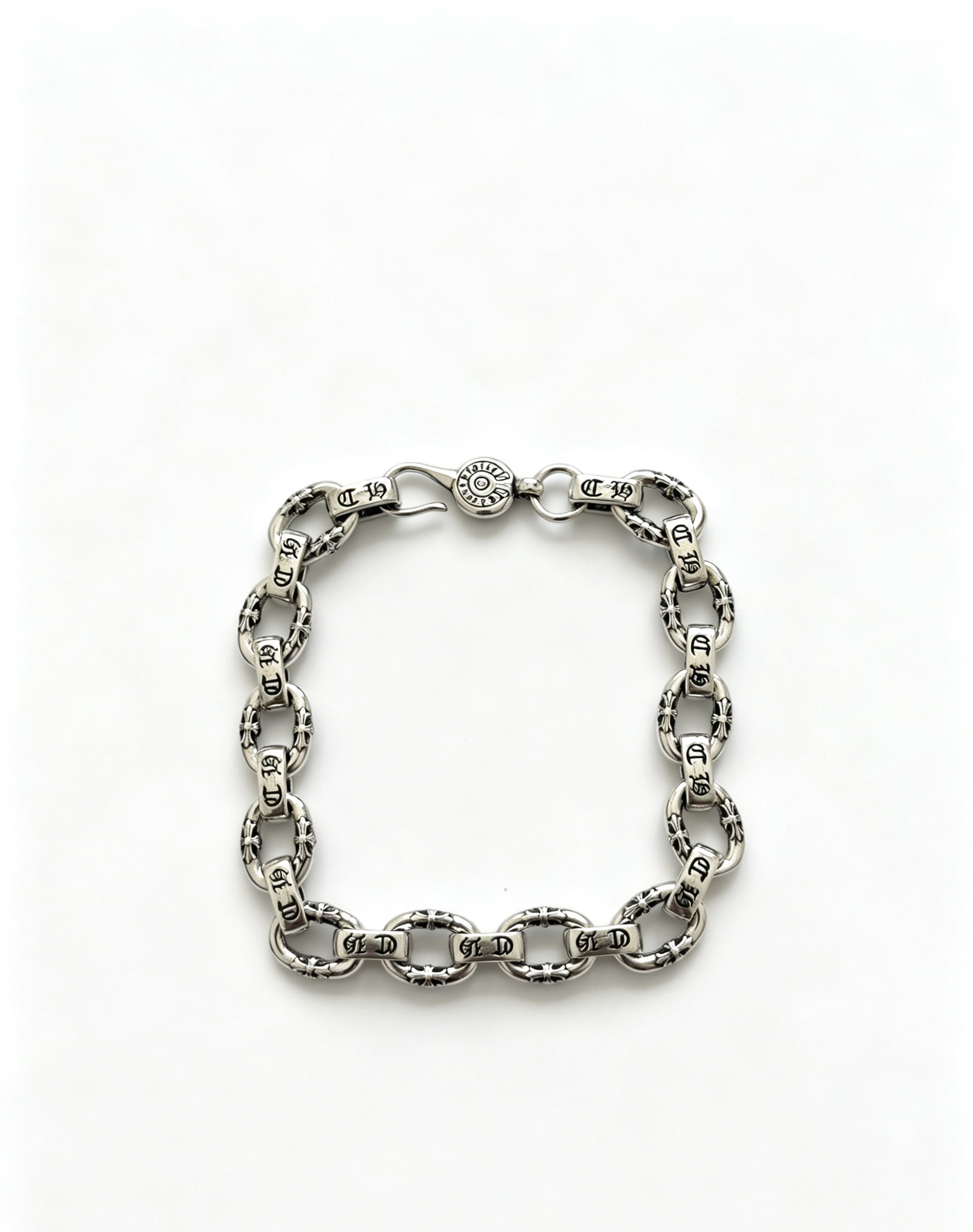 NO:860965,New [counter quality] Chrome Hearts Classic Retro Cross Flower Glossy Cuban Bracelet, the original concave and convex shapes have different pattern design styles, showing a distinctive cross. The Scout flower is the symbol of Chrome Hearts, so it is more durable. Genuine pattern-printed Chrome Hearts distinguishes the ordinary light version in the market. Match the version and standard quality. Look at the printing details. The degree of retro ash oxidation. Seiko version!  !  !  Purely handmade, authentic mold opening, trendy and fashionable must-have, can be worn by both men and women, the same style for couples, official website original version, rock punk Thai silver style, retro elements, trendy and versatile (code number 18, 20, 22 can be changed in size), fine jewelry, chrome hearts, chrome hearts, bracelets19860909新款【专柜品质】Chrome Hearts克罗心经典复古十字花光面古巴手链,原图凹凸造型不同的花纹设计风格 呈现出与众不同 十字架 童军花是克罗心的志 所以更经久不衰 正品打版Chrome Hearts克罗心 区别市场普通轻版 对版对标品质 看字印细节 复古做旧灰氧程度.精工版本！！！ 纯手工打造 正品开模 潮流时尚必备 男女均可佩戴 情侣同款 官网原版 摇滚朋克泰银风格 复古元素 潮流百搭（码数18 20 22可改尺寸）,饰品精品,chrome hearts,chrome hearts,bracelet,Jewelry
