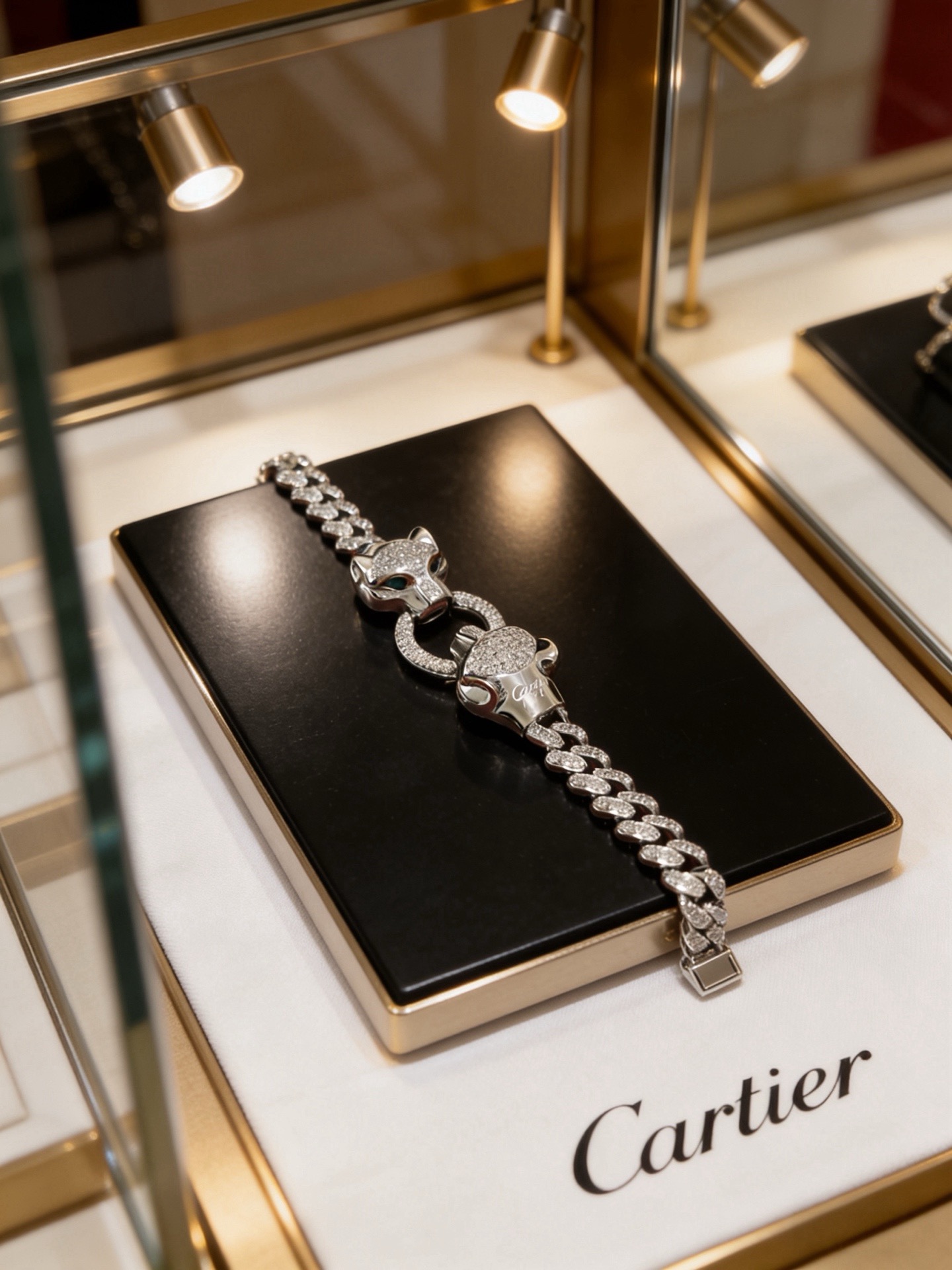 NO:861427,Cartier bracelet bracelet V gold material series, perfect appearance, unparalleled details, the unique color is completely impeccable, and decorated with a classic ring shape design, simple yet elegant and eye-catching, the V gold pure handmade combination is more elegant, elegant and moving. Same style for men and women Cartier bracelet, jewelry boutique, cartier, bracelet, bracelet19860909卡地亚手链手镯V金材质系列 品相完美,细节无敌,那种独特的色泽完全无可挑剔,再缀以经典指环外形设计,简约之余却又优雅夺目,V金纯手工的组合更显气色,上手雅致动人.男女同款 卡地亚手链,饰品精品,cartier,bracelet,bracelet,Jewelry