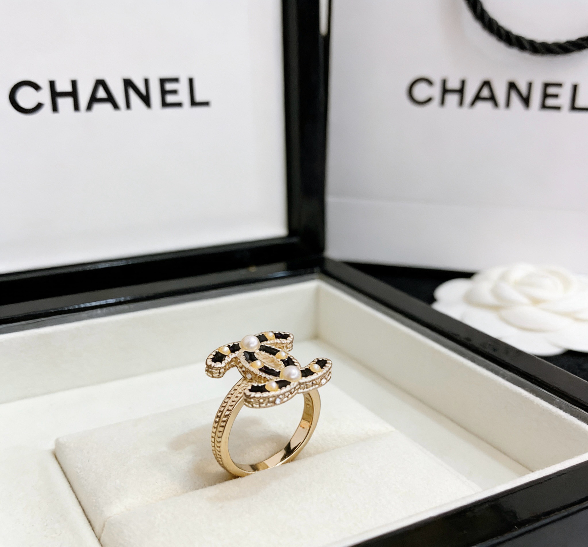 Chanel 香奈儿 简约复古珍珠戒指 精选精致质重工打造 适合各种各样手指  码数678