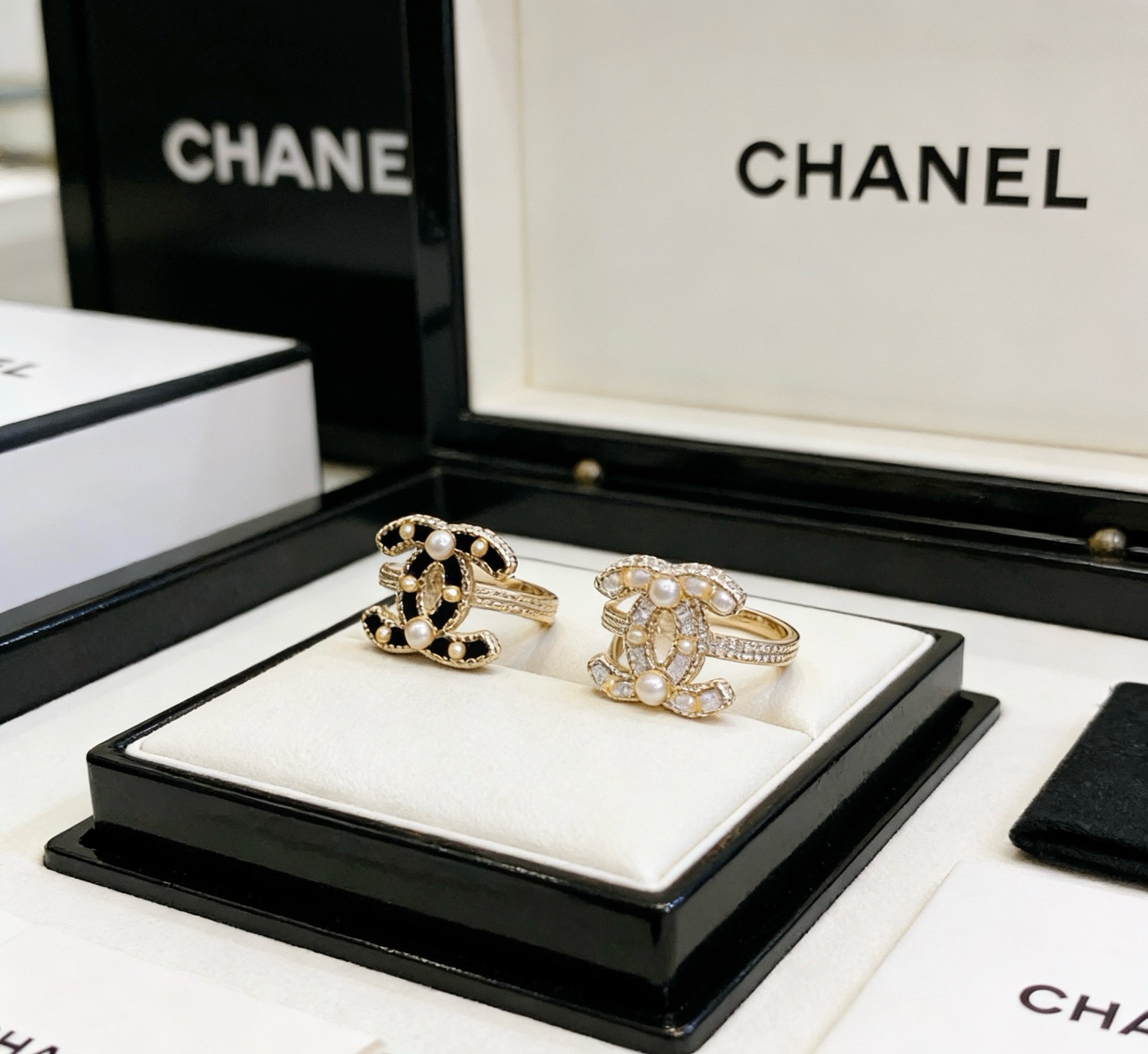 Chanel 香奈儿 简约复古珍珠戒指 精选精致质重工打造 适合各种各样手指  码数678