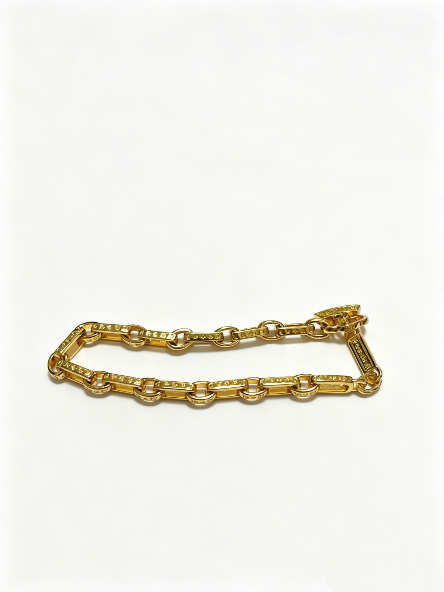 NO:861031,New [counter quality] Chrome Hearts Classic Retro Cross Flower Glossy Cuban Bracelet, the original concave and convex shapes have different pattern design styles, showing a distinctive cross. The Scout flower is the symbol of Chrome Hearts, so it is more durable. Genuine pattern-printed Chrome Hearts distinguishes the ordinary light version in the market. Match the version and standard quality. Look at the printing details. The degree of retro ash oxidation. Seiko version!  !  !  Purely handmade, authentic mold opening, trendy and fashionable must-have, can be worn by both men and women, same style for couples, official website original version, rock punk Thai silver style, retro elements, trendy and versatile, boutique jewelry, chrome hearts, chrome hearts, bracelets19860909新款【专柜品质】Chrome Hearts克罗心经典复古十字花光面古巴手链,原图凹凸造型不同的花纹设计风格 呈现出与众不同 十字架 童军花是克罗心的志 所以更经久不衰 正品打版Chrome Hearts克罗心 区别市场普通轻版 对版对标品质 看字印细节 复古做旧灰氧程度.精工版本！！！ 纯手工打造 正品开模 潮流时尚必备 男女均可佩戴 情侣同款 官网原版 摇滚朋克泰银风格 复古元素 潮流百搭,饰品精品,chrome hearts,chrome hearts,bracelet,Jewelry