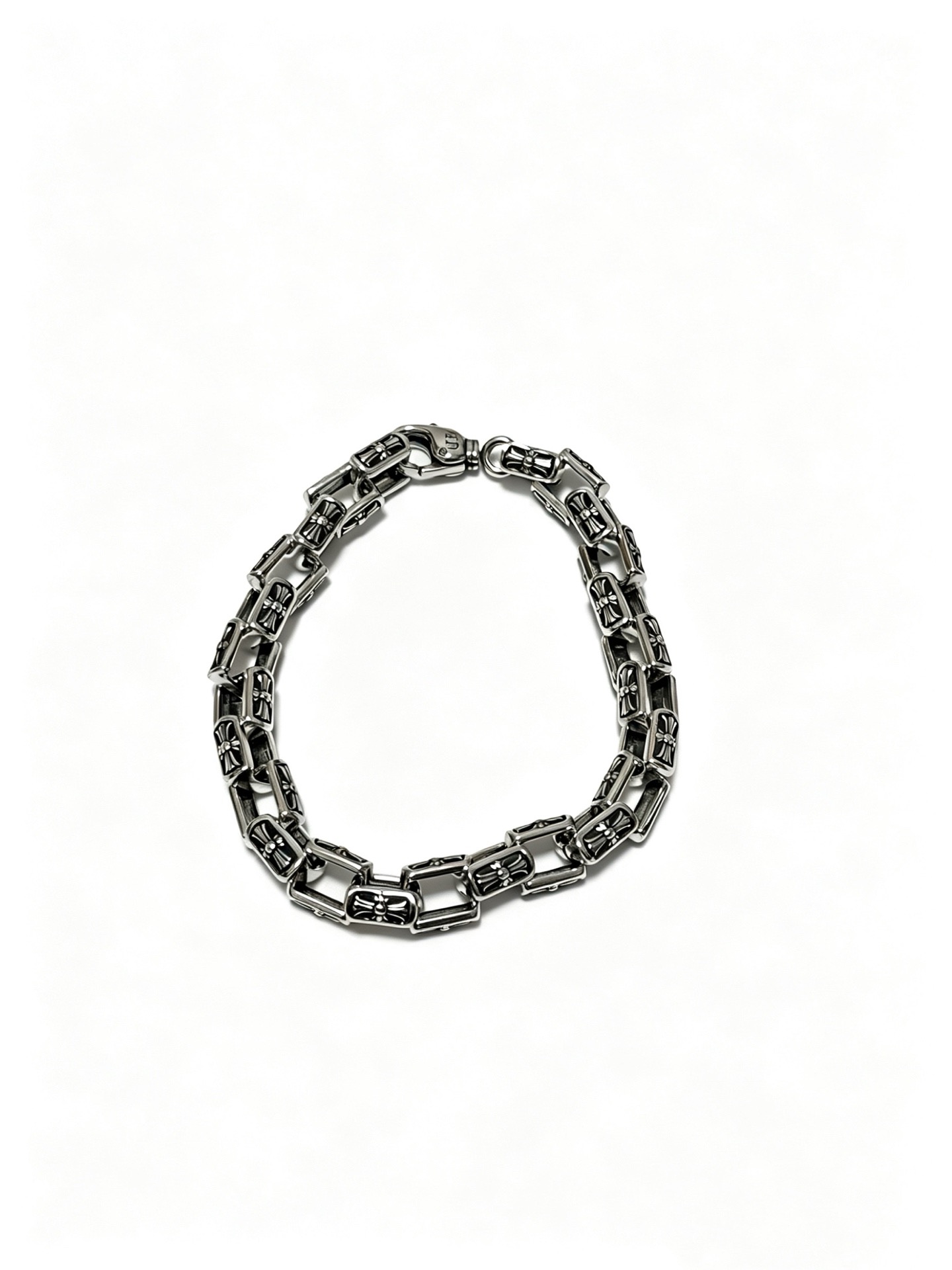 NO:861051,New [counter quality] Chrome Hearts Classic Retro Cross Flower Glossy Cuban Bracelet, the original concave and convex shapes have different pattern design styles, showing a distinctive cross. The Scout flower is the symbol of Chrome Hearts, so it is more durable. Genuine pattern-printed Chrome Hearts distinguishes the ordinary light version in the market. Match the version and standard quality. Look at the printing details. The degree of retro ash oxidation. Seiko version!  !  !  Purely handmade, authentic mold opening, trendy and fashionable must-have, can be worn by both men and women, same style for couples, official website original version, rock punk Thai silver style, retro elements, trendy and versatile, boutique jewelry, chrome hearts, chrome hearts, bracelets19860909新款【专柜品质】Chrome Hearts克罗心经典复古十字花光面古巴手链,原图凹凸造型不同的花纹设计风格 呈现出与众不同 十字架 童军花是克罗心的志 所以更经久不衰 正品打版Chrome Hearts克罗心 区别市场普通轻版 对版对标品质 看字印细节 复古做旧灰氧程度.精工版本！！！ 纯手工打造 正品开模 潮流时尚必备 男女均可佩戴 情侣同款 官网原版 摇滚朋克泰银风格 复古元素 潮流百搭,饰品精品,chrome hearts,chrome hearts,bracelet,Jewelry