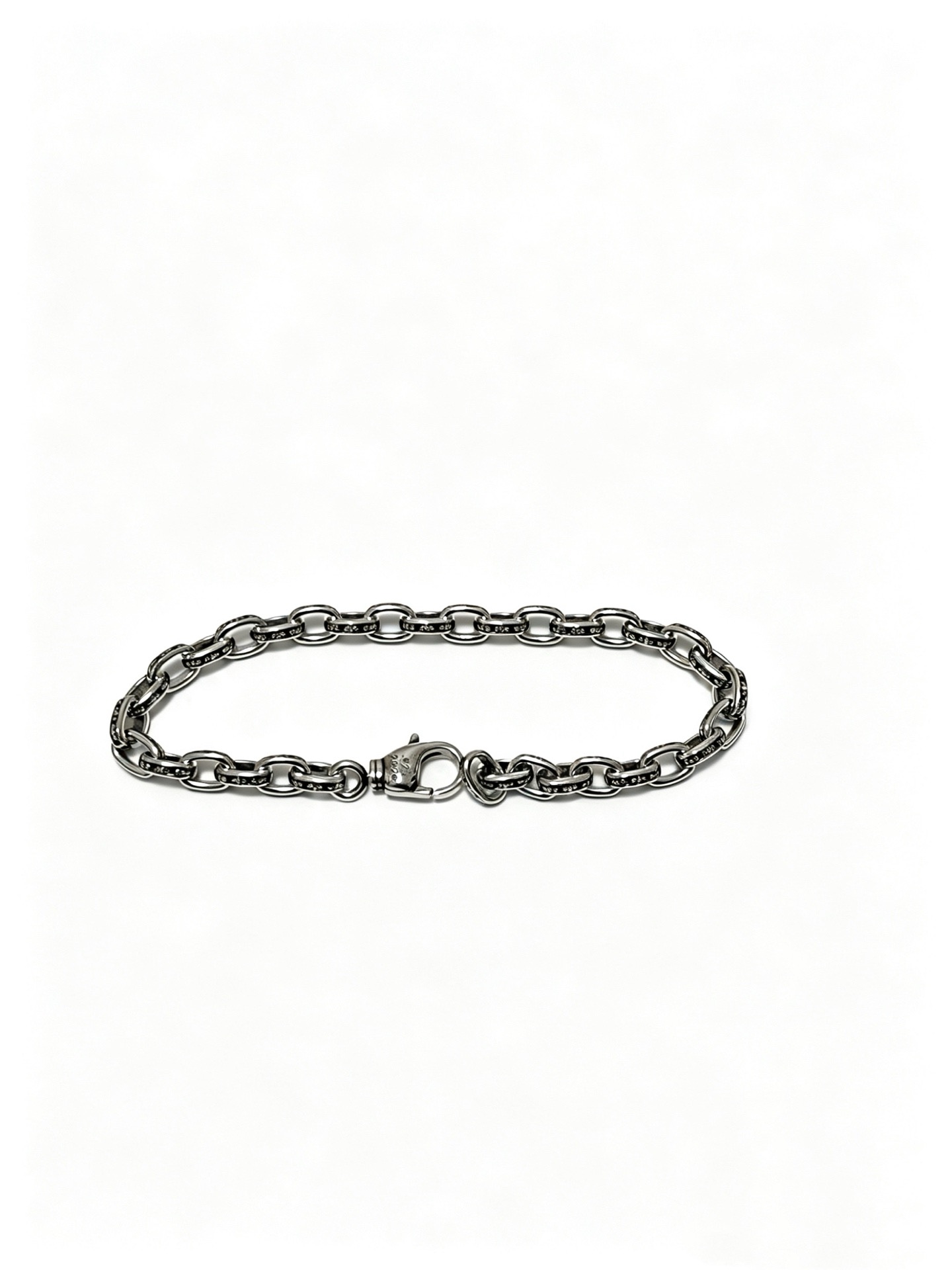 NO:860927,New [counter quality] Chrome Hearts Classic Retro Cross Flower Glossy Cuban Bracelet, the original concave and convex shapes have different pattern design styles, showing a distinctive cross. The Scout flower is the symbol of Chrome Hearts, so it is more durable. Genuine pattern-printed Chrome Hearts distinguishes the ordinary light version in the market. Match the version and standard quality. Look at the printing details. The degree of retro ash oxidation. Seiko version!  !  !  Purely handmade, authentic mold opening, trendy and fashionable must-have, can be worn by both men and women, same style for couples, official website original version, rock punk Thai silver style, retro elements, trendy and versatile, boutique jewelry, chrome hearts, chrome hearts, bracelets19860909新款【专柜品质】Chrome Hearts克罗心经典复古十字花光面古巴手链,原图凹凸造型不同的花纹设计风格 呈现出与众不同 十字架 童军花是克罗心的志 所以更经久不衰 正品打版Chrome Hearts克罗心 区别市场普通轻版 对版对标品质 看字印细节 复古做旧灰氧程度.精工版本！！！ 纯手工打造 正品开模 潮流时尚必备 男女均可佩戴 情侣同款 官网原版 摇滚朋克泰银风格 复古元素 潮流百搭,饰品精品,chrome hearts,chrome hearts,bracelet,Jewelry