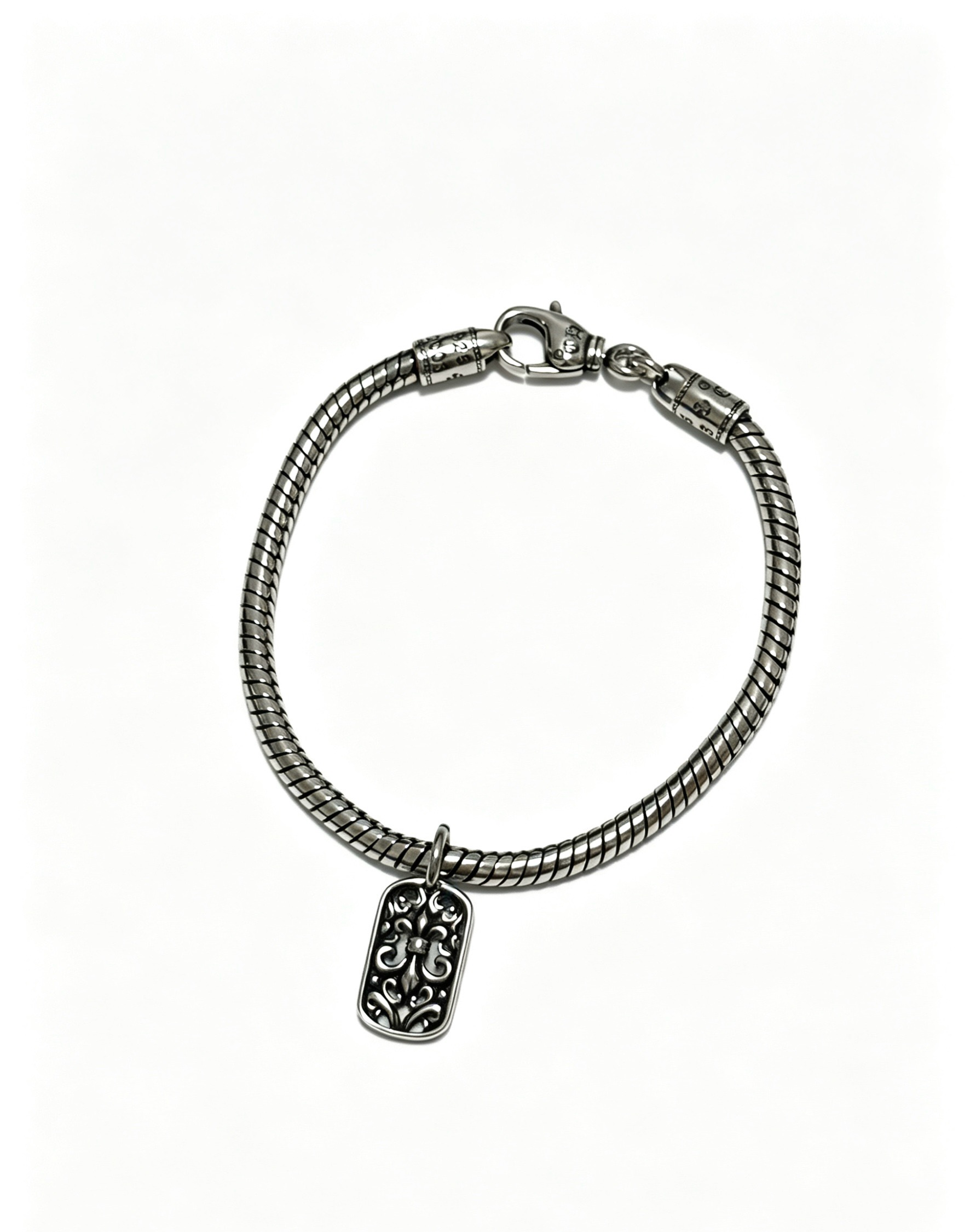NO:862970,New [counter quality] Chrome Hearts Classic Retro Cross Flower Glossy Cuban Bracelet, the original concave and convex shapes have different pattern design styles, showing a distinctive cross. The Scout flower is the symbol of Chrome Hearts, so it is more durable. Genuine pattern-printed Chrome Hearts distinguishes the ordinary light version in the market. Match the version and standard quality. Look at the printing details. The degree of retro ash oxidation. Seiko version!  !  !  Purely handmade, authentic mold opening, trendy and fashionable must-have, can be worn by both men and women, same style for couples, official website original version, rock punk Thai silver style, retro elements, trendy and versatile, boutique jewelry, chrome hearts, chrome hearts, bracelets19860909新款【专柜品质】Chrome Hearts克罗心经典复古十字花光面古巴手链,原图凹凸造型不同的花纹设计风格 呈现出与众不同 十字架 童军花是克罗心的志 所以更经久不衰 正品打版Chrome Hearts克罗心 区别市场普通轻版 对版对标品质 看字印细节 复古做旧灰氧程度.精工版本！！！ 纯手工打造 正品开模 潮流时尚必备 男女均可佩戴 情侣同款 官网原版 摇滚朋克泰银风格 复古元素 潮流百搭,饰品精品,chrome hearts,chrome hearts,bracelet,Jewelry
