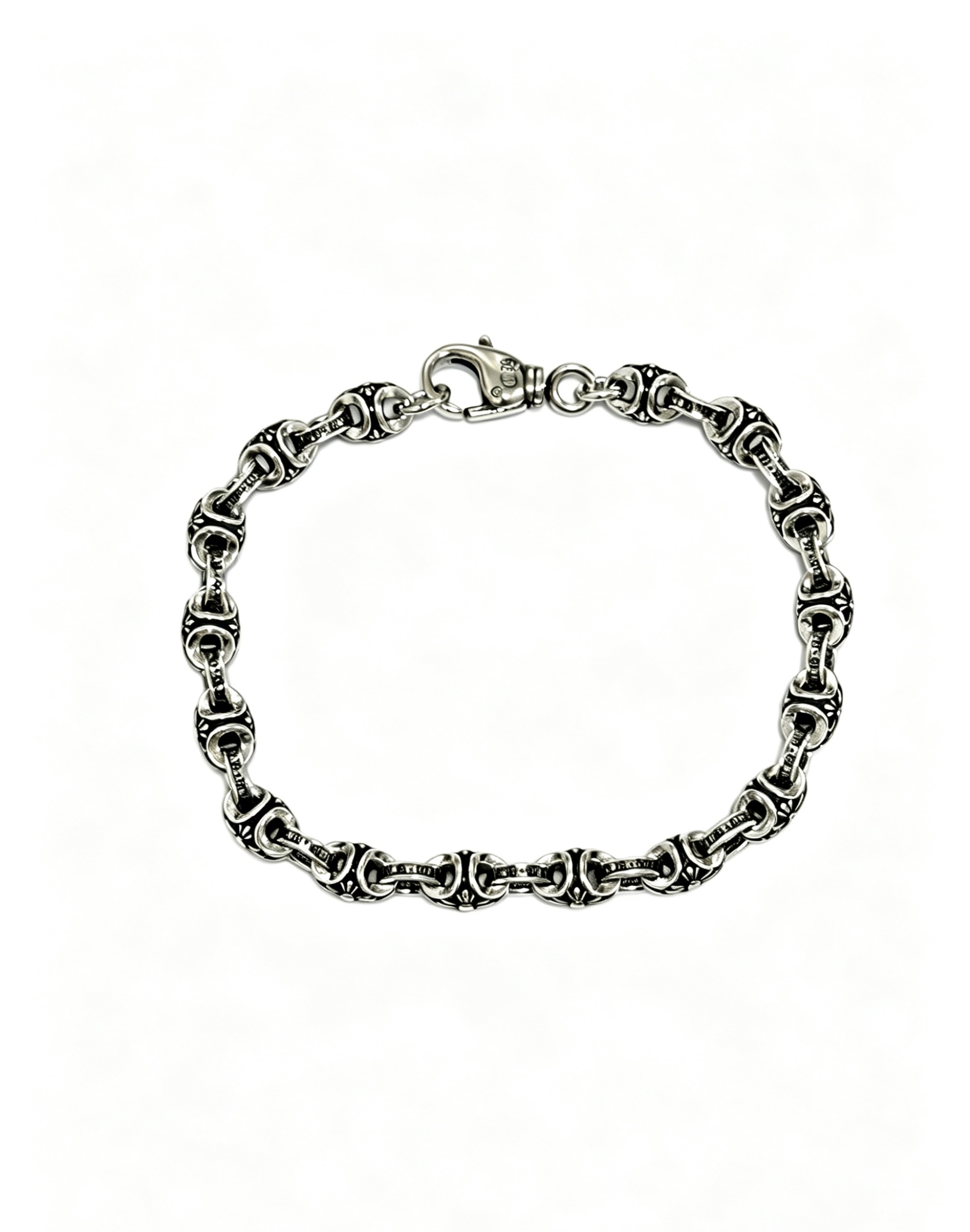 NO:862981,New [counter quality] Chrome Hearts Classic Retro Cross Flower Glossy Cuban Bracelet, the original concave and convex shapes have different pattern design styles, showing a distinctive cross. The Scout flower is the symbol of Chrome Hearts, so it is more durable. Genuine pattern-printed Chrome Hearts distinguishes the ordinary light version in the market. Match the version and standard quality. Look at the printing details. The degree of retro ash oxidation. Seiko version!  !  !  Purely handmade, authentic mold opening, trendy and fashionable must-have, can be worn by both men and women, the same style for couples, official website original version, rock punk Thai silver style, retro elements, trendy and versatile (code number 18, 20, 22 can be changed in size), fine jewelry, chrome hearts, chrome hearts, bracelets19860909新款【专柜品质】Chrome Hearts克罗心经典复古十字花光面古巴手链,原图凹凸造型不同的花纹设计风格 呈现出与众不同 十字架 童军花是克罗心的志 所以更经久不衰 正品打版Chrome Hearts克罗心 区别市场普通轻版 对版对标品质 看字印细节 复古做旧灰氧程度.精工版本！！！ 纯手工打造 正品开模 潮流时尚必备 男女均可佩戴 情侣同款 官网原版 摇滚朋克泰银风格 复古元素 潮流百搭（码数18 20 22可改尺寸）,饰品精品,chrome hearts,chrome hearts,bracelet,Jewelry