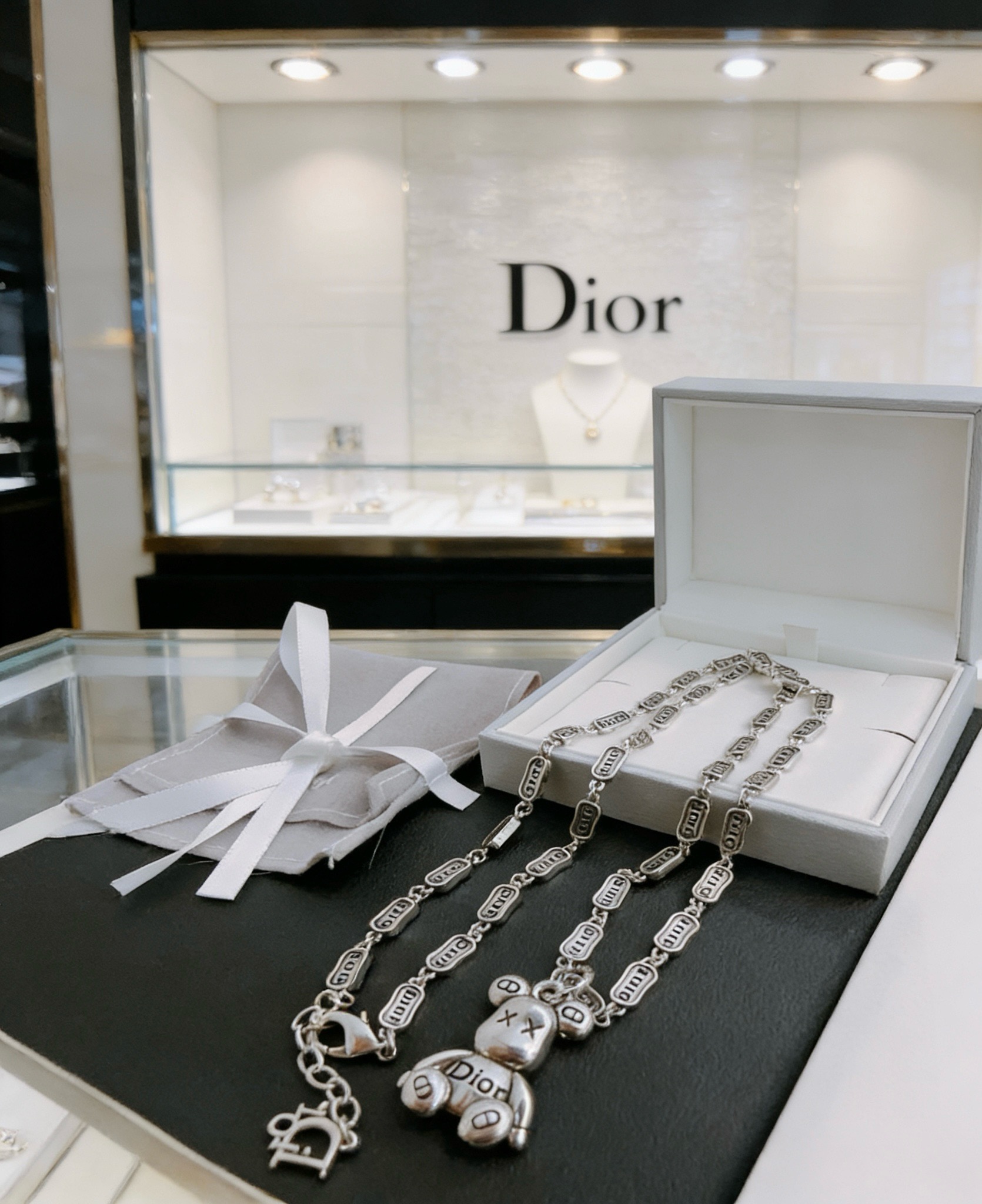 NO:863631,DIOR new model Dior necklace original single goods counter new open mold retro trendy fashion must-have. Can be worn by both men and women. The same style for couples. Rock punk Thai silver style. Retro elements. Trendy and versatile. The latest chain of the same necklace on the official website is higher grade. Star classic necklace series retro silver necklace. The chain length is 60 cm. The length can be changed. The details are distressed. Non-market glossy version. This one has been out. It is a best-selling model in Dior. It is very good to match trendy clothes, high-quality jewelry, dior, dior, necklace.19860909DIOR新款 迪奥项链原单货专柜新款开模复古潮流时尚必备 男女均可佩戴 情侣款同款 摇滚朋克泰银风格 复古元素 潮流百搭 官网同款项链最新款链条档次更高明星经典款项链系列复古银项链 链长60厘米可改长度 细节对版做旧处理 非市面亮面版型 这款一直在出 迪奥里面热卖款 非常好搭配潮流衣服,饰品精品,dior,dior,necklace,Jewelry