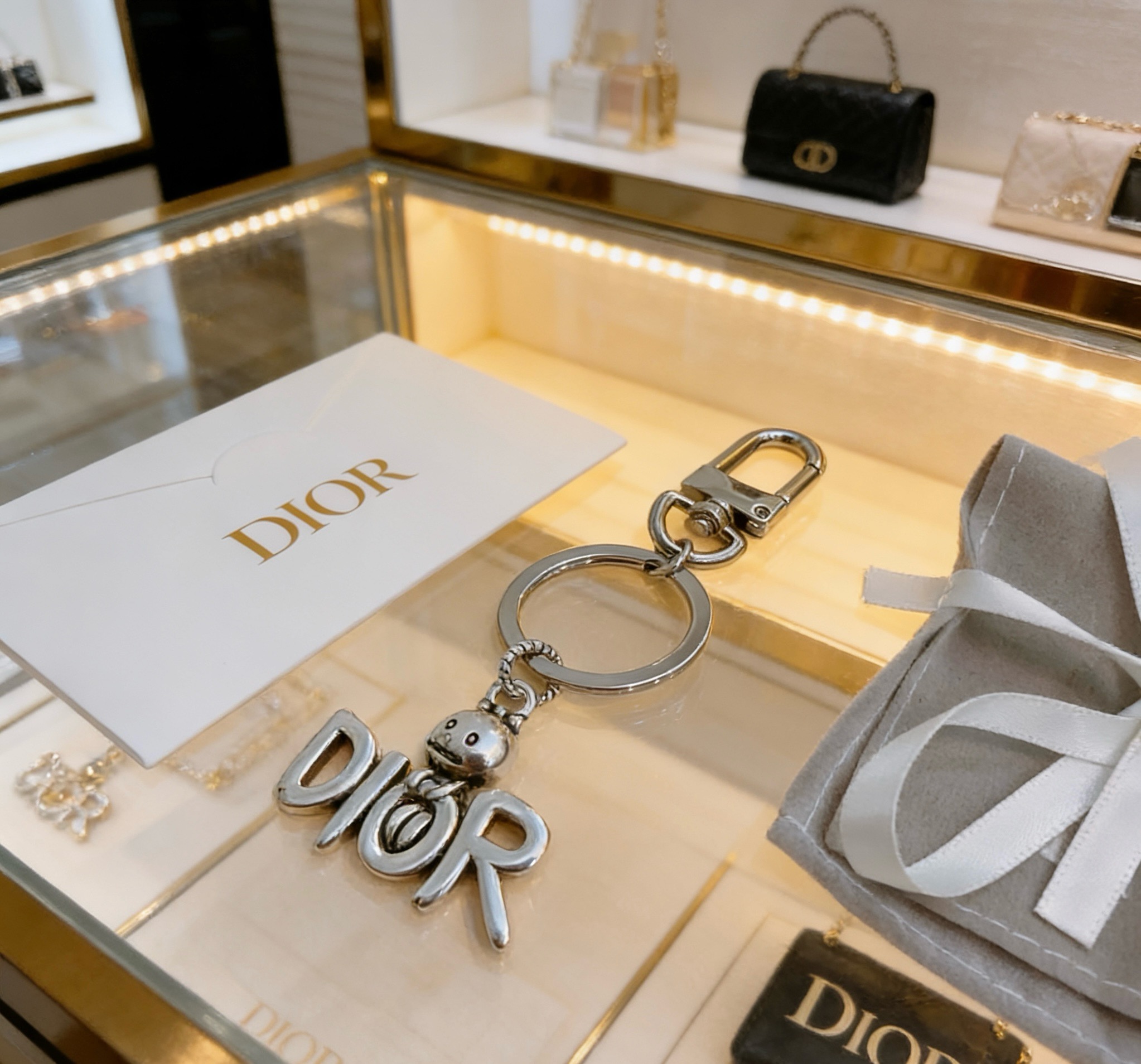NO:863655,New product release Dior keychain bag buckle The latest bag charm is of a higher grade Stars have the same style Anger Forest series classic models co-branded design concept keychain series The details are distressed The version is not available in the market glossy version This has been out. The best-selling model in Dior Very good match with trendy backpacks, jewelry boutiques, dior, backpacks, keychain19860909新品发布 迪奥钥匙扣 包包扣 最新款包包挂饰档次更高明星同款Anger Forest系列经典款联名设计理念钥匙扣系列 细节对版做旧处理 非市面亮面版型 这款一直在出 迪奥里面热卖款 非常好搭配潮流背包,饰品精品,dior,backpacks,keychain,Jewelry