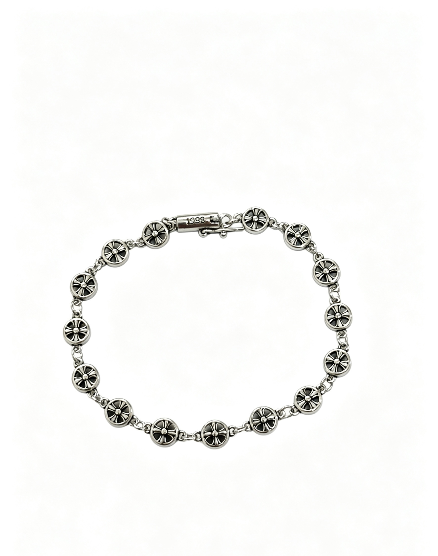 NO:863001,New [counter quality] Chrome Hearts Classic Retro Cross Flower Glossy Cuban Bracelet, the original concave and convex shapes have different pattern design styles, showing a distinctive cross. The Scout flower is the symbol of Chrome Hearts, so it is more durable. Genuine pattern-printed Chrome Hearts distinguishes the ordinary light version in the market. Match the version and standard quality. Look at the printing details. The degree of retro ash oxidation. Seiko version!  !  !  Purely handmade, authentic mold opening, trendy and fashionable must-have, can be worn by both men and women, the same style for couples, official website original version, rock punk Thai silver style, retro elements, trendy and versatile (code number 18, 20, 22 can be changed in size), fine jewelry, chrome hearts, chrome hearts, bracelets19860909新款【专柜品质】Chrome Hearts克罗心经典复古十字花光面古巴手链,原图凹凸造型不同的花纹设计风格 呈现出与众不同 十字架 童军花是克罗心的志 所以更经久不衰 正品打版Chrome Hearts克罗心 区别市场普通轻版 对版对标品质 看字印细节 复古做旧灰氧程度.精工版本！！！ 纯手工打造 正品开模 潮流时尚必备 男女均可佩戴 情侣同款 官网原版 摇滚朋克泰银风格 复古元素 潮流百搭（码数18 20 22可改尺寸）,饰品精品,chrome hearts,chrome hearts,bracelet,Jewelry