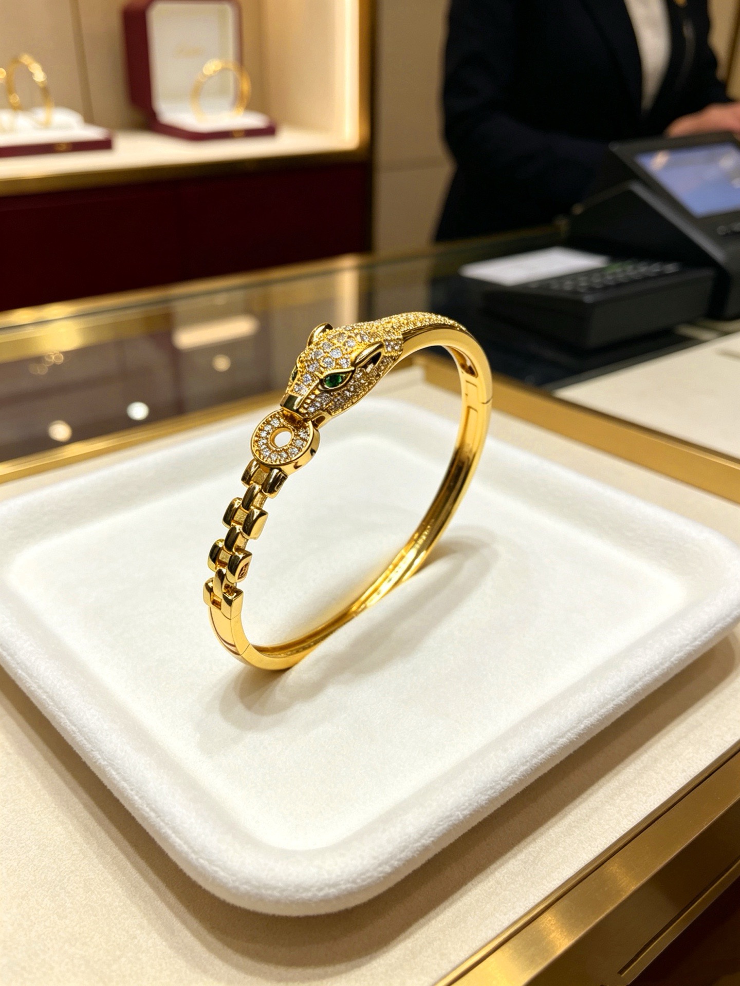 卡地亚手链手镯V金材质系列 品相完美，细节无敌，那种独特的色泽完全无可挑剔，再缀以经典指环外形设计，简约