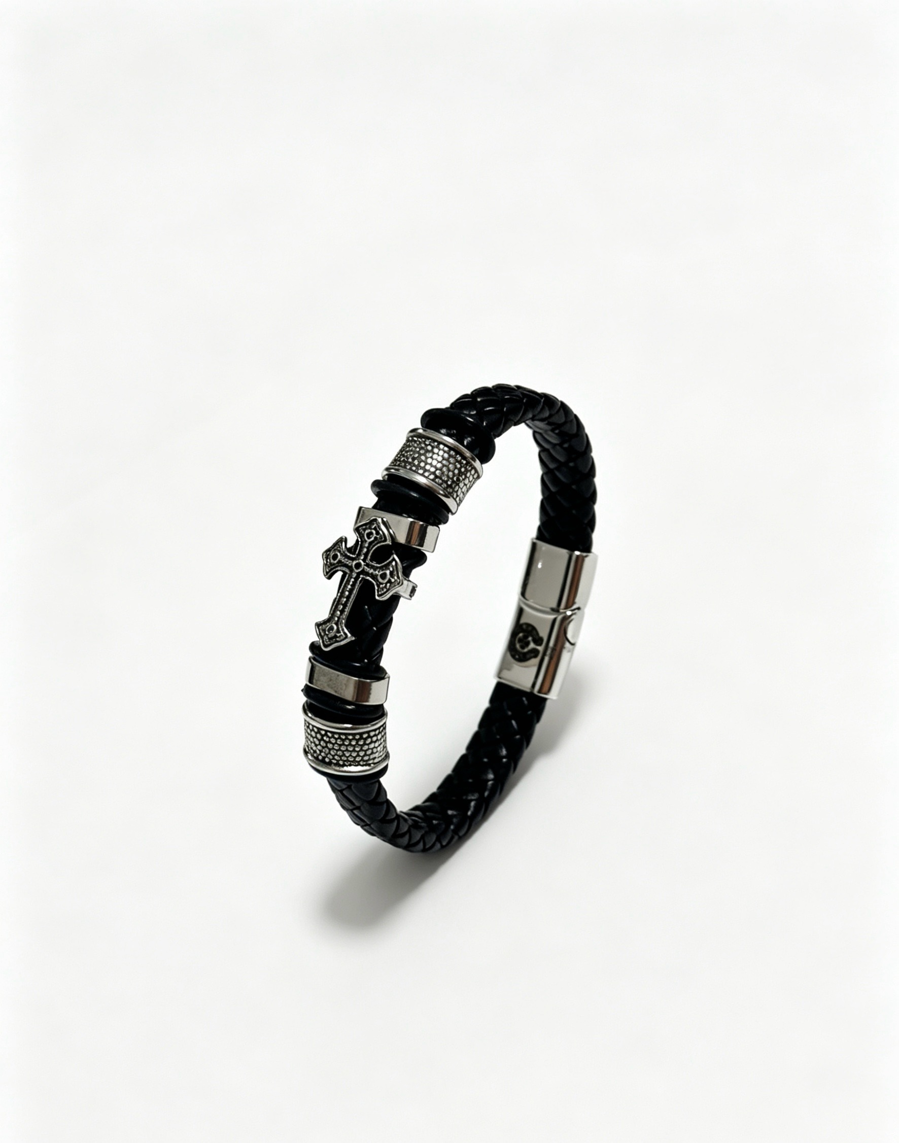 NO:863009,New [counter quality] Chrome Hearts classic retro cross leather bracelet, the original image has concave and convex shapes with different pattern design styles, showing a distinctive cross. The Scout flower is the symbol of Chrome Hearts, so it is more durable. Genuine pattern-printed Chrome Hearts distinguishes the ordinary light version in the market. Check the quality of the version. Look at the printing details, the degree of retro gray oxidation. Seiko version!  !  !  Purely handmade, authentic mold opening, trendy and fashionable must-have, can be worn by both men and women, the same style for couples, official website original version, rock punk Thai silver style, retro elements, trendy and versatile, boutique jewelry, chrome hearts, chrome hearts, bracelet, cowhide19860909新款【专柜品质】Chrome Hearts克罗心经典复古十字牛皮手链,原图凹凸造型不同的花纹设计风格 呈现出与众不同 十字架 童军花是克罗心的志 所以更经久不衰 正品打版Chrome Hearts克罗心 区别市场普通轻版 对版对标品质 看字印细节 复古做旧灰氧程度.精工版本！！！ 纯手工打造 正品开模 潮流时尚必备 男女均可佩戴 情侣同款 官网原版 摇滚朋克泰银风格 复古元素 潮流百搭,饰品精品,chrome hearts,chrome hearts,bracelet,cowhide,Jewelry