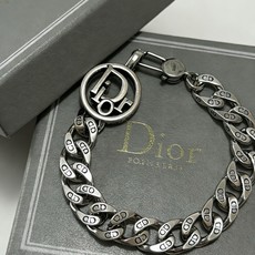 DIOR新款。高品质迪奥手链原单货专柜新款开模复古潮流时尚必备 男女均可佩戴 情侣款同款 摇滚朋克泰银风 DIOR新款。高品质迪奥手链原单货专柜新款开模复古潮流时尚必备 男女均可佩戴 情侣款同款 摇滚朋克泰银风