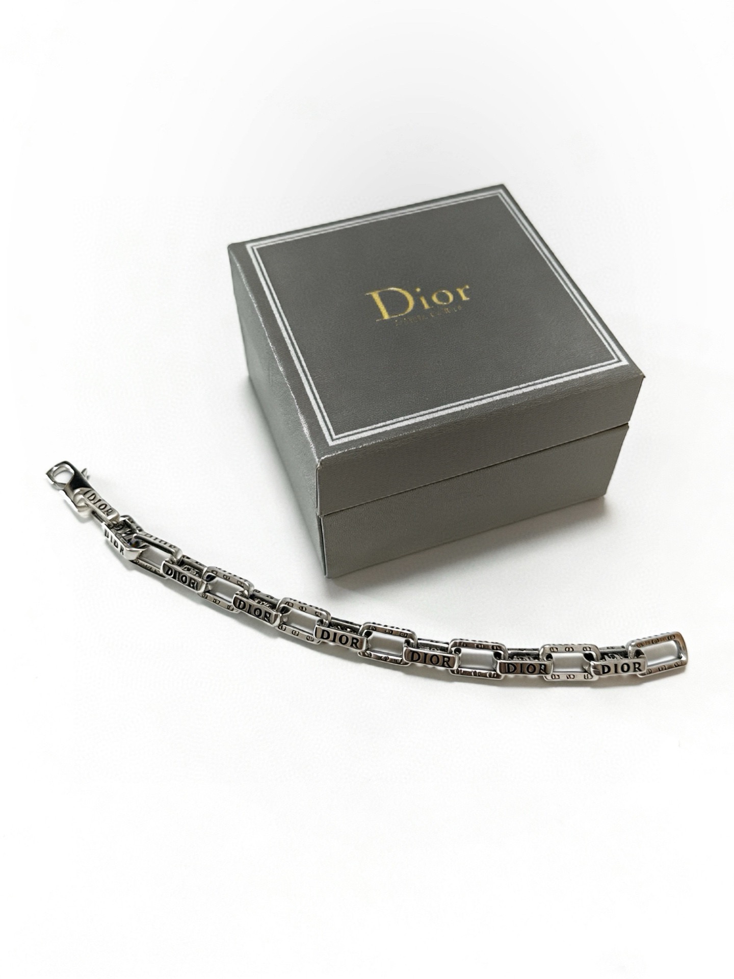DIOR新款。高品质迪奥手链原单货专柜新款开模复古潮流时尚必备 男女均可佩戴 情侣款同款 摇滚朋克泰银风
