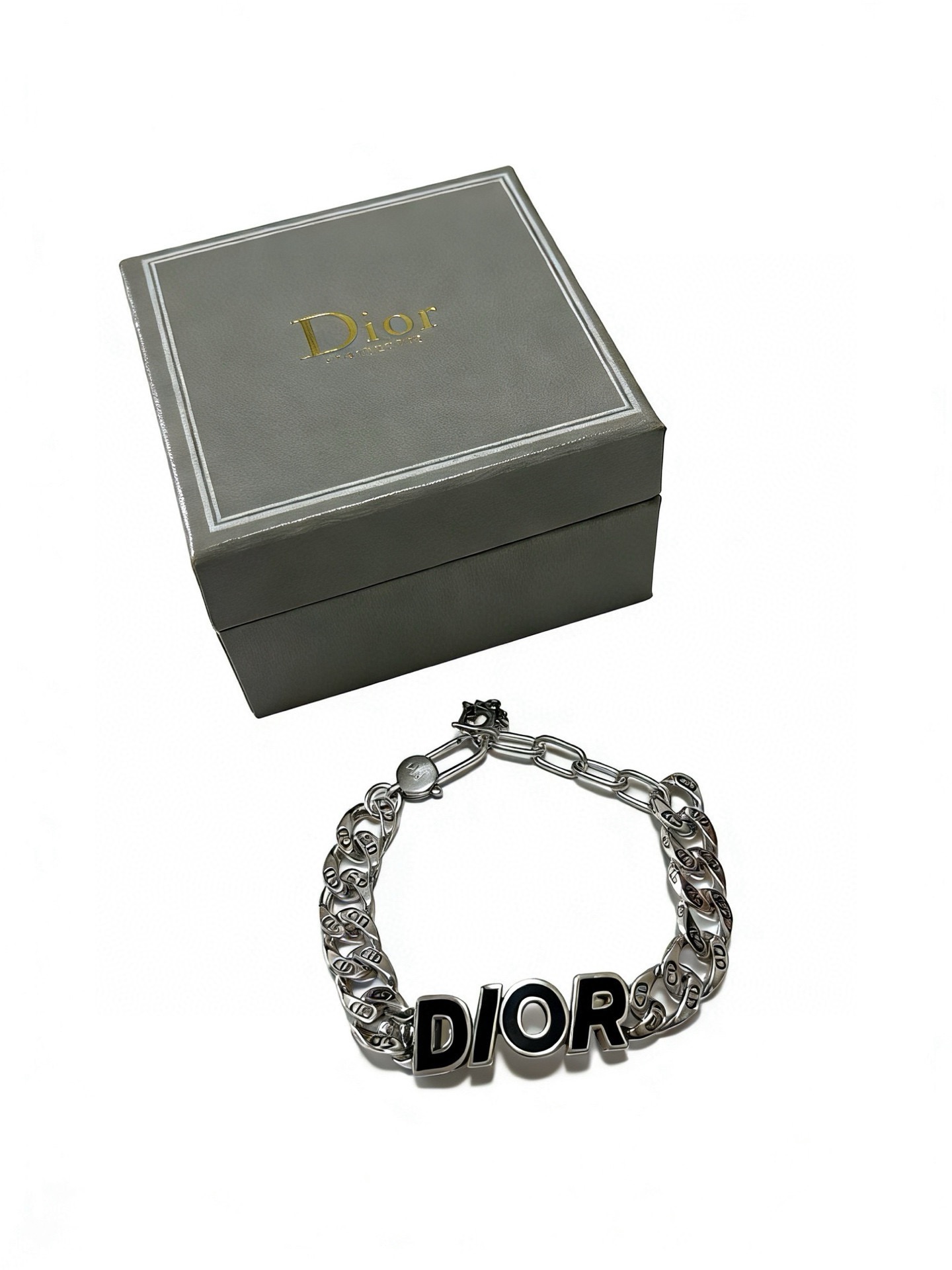 DIOR新款。高品质迪奥手链原单货专柜新款开模复古潮流时尚必备 男女均可佩戴 情侣款同款 摇滚朋克泰银风