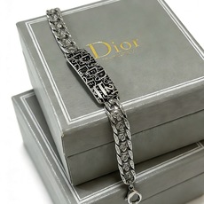 DIOR新款。高品质迪奥手链原单货专柜新款开模复古潮流时尚必备 男女均可佩戴 情侣款同款 摇滚朋克泰银风 DIOR新款。高品质迪奥手链原单货专柜新款开模复古潮流时尚必备 男女均可佩戴 情侣款同款 摇滚朋克泰银风