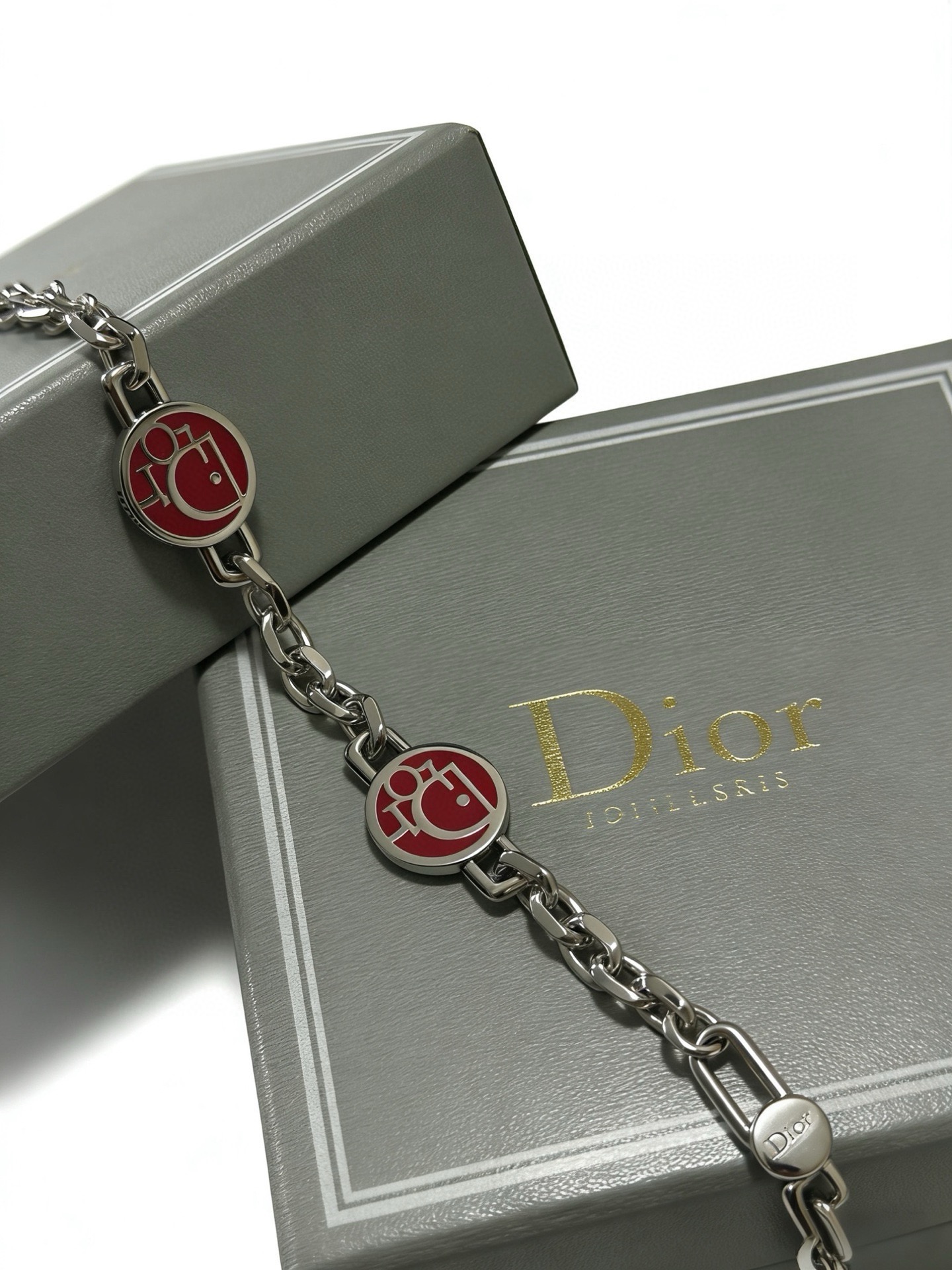 DIOR新款。高品质迪奥手链原单货专柜新款开模复古潮流时尚必备 男女均可佩戴 情侣款同款 摇滚朋克泰银风