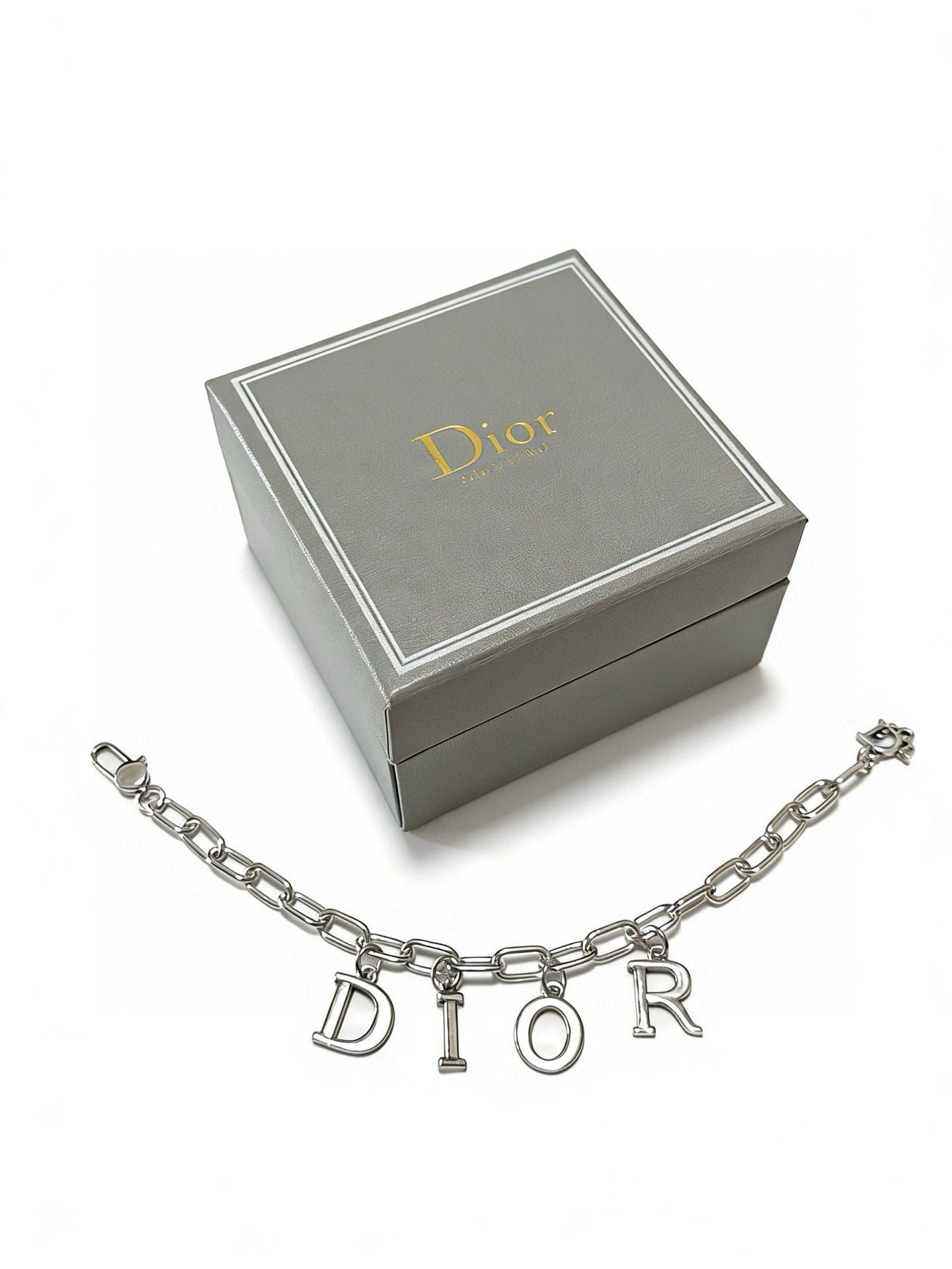 DIOR新款。高品质迪奥手链原单货专柜新款开模复古潮流时尚必备 男女均可佩戴 情侣款同款 摇滚朋克泰银风