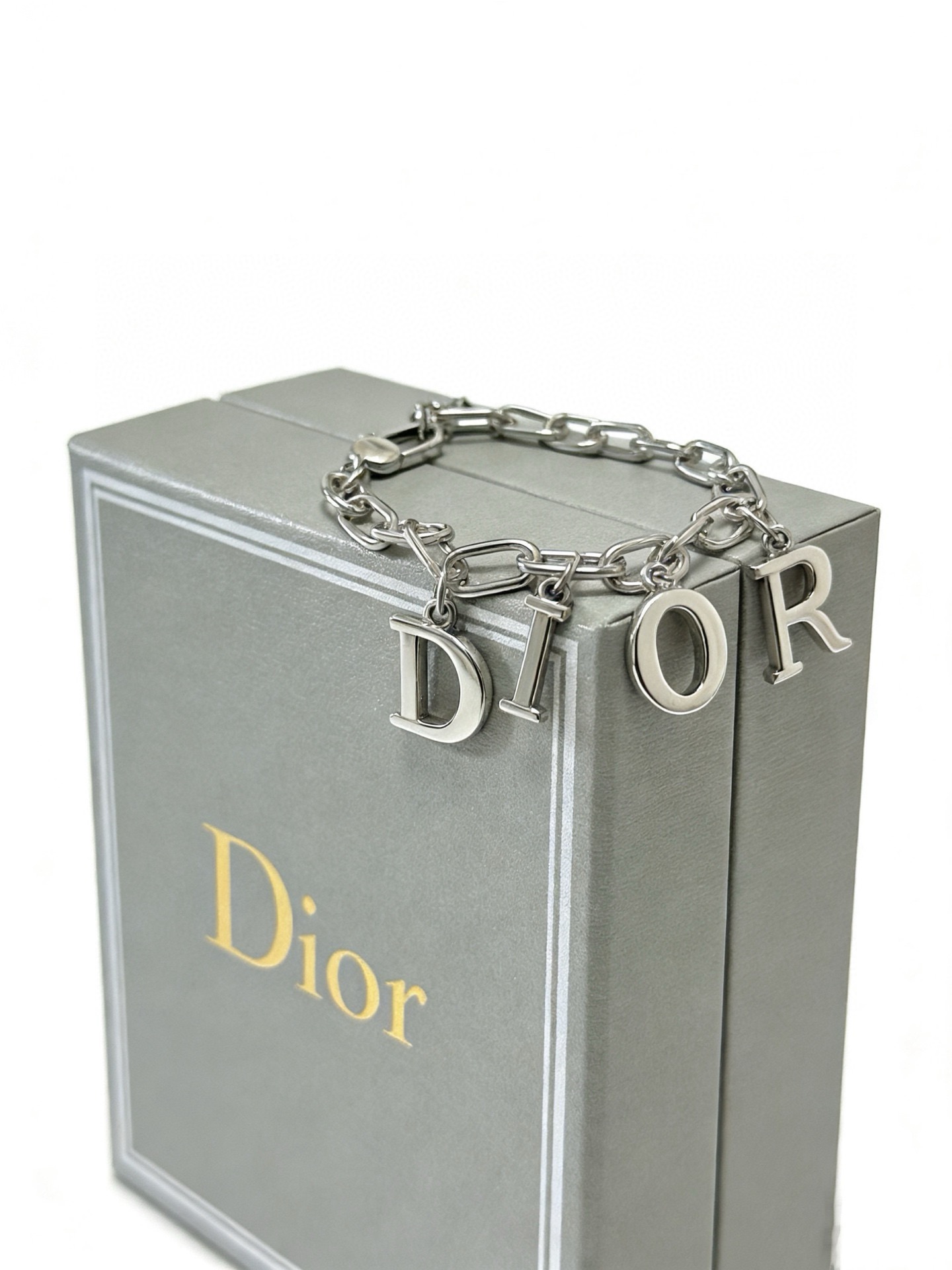 DIOR新款。高品质迪奥手链原单货专柜新款开模复古潮流时尚必备 男女均可佩戴 情侣款同款 摇滚朋克泰银风