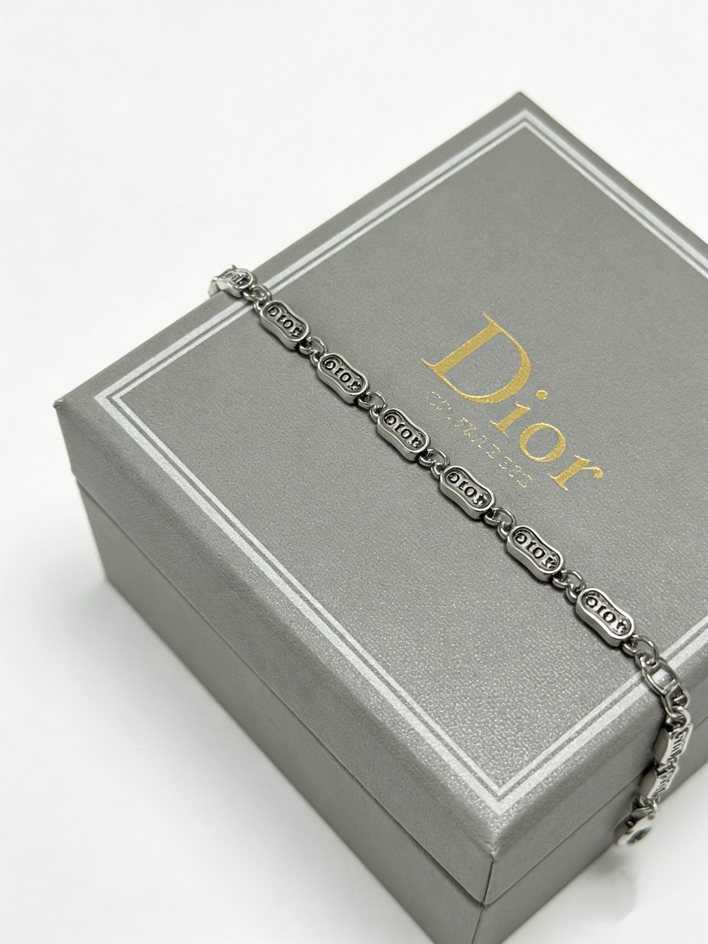 DIOR新款。高品质迪奥手链原单货专柜新款开模复古潮流时尚必备 男女均可佩戴 情侣款同款 摇滚朋克泰银风