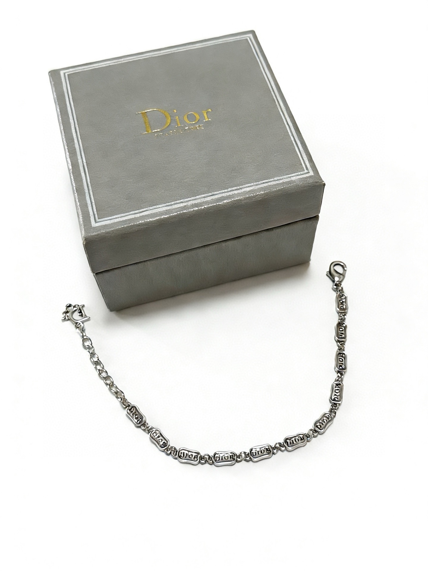 DIOR新款。高品质迪奥手链原单货专柜新款开模复古潮流时尚必备 男女均可佩戴 情侣款同款 摇滚朋克泰银风