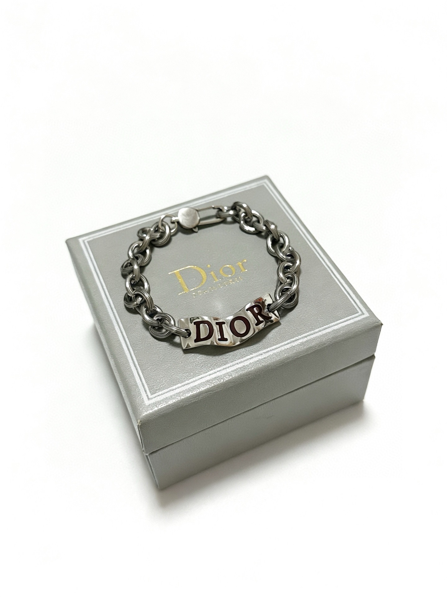 DIOR新款。高品质迪奥手链原单货专柜新款开模复古潮流时尚必备 男女均可佩戴 情侣款同款 摇滚朋克泰银风
