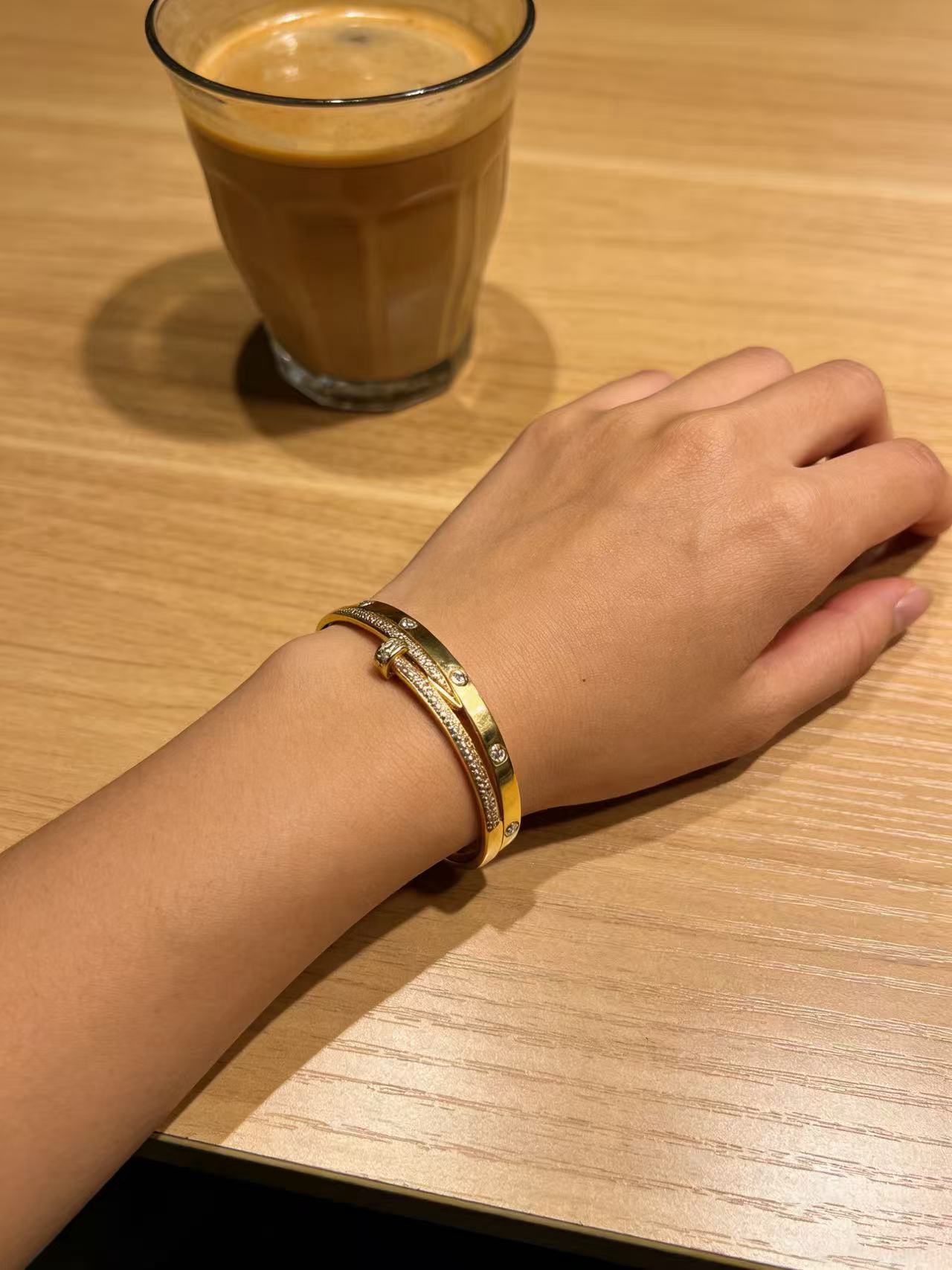 卡地亚手链手镯V金材质系列 品相完美，细节无敌，那种独特的色泽完全无可挑剔，再缀以经典指环外形设计，简约