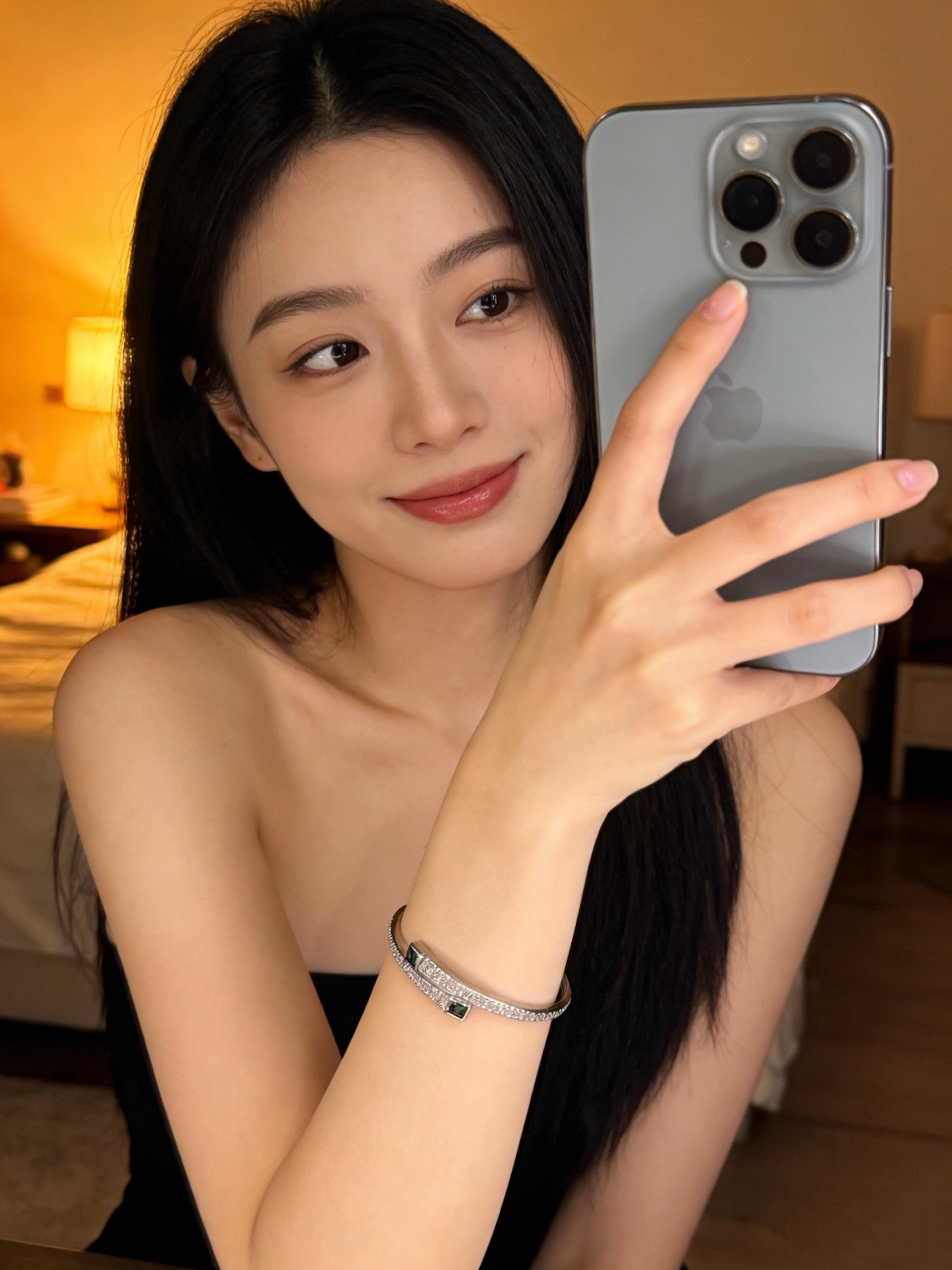 卡地亚手链手镯V金材质系列 品相完美，细节无敌，那种独特的色泽完全无可挑剔，再缀以经典指环外形设计，简约