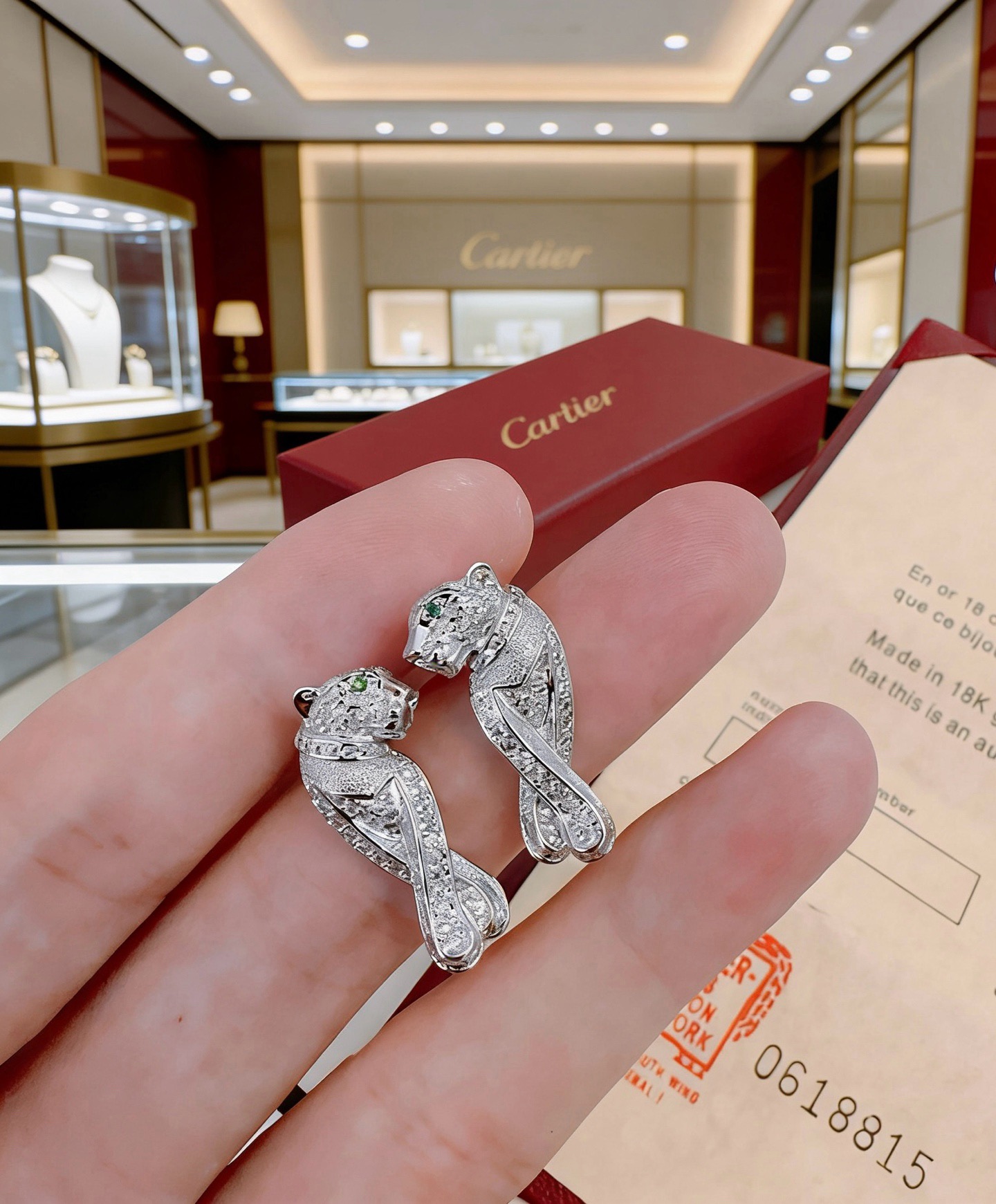卡地亚耳环V金材质系列 品相完美，细节无敌，那种独特的色泽完全无可挑剔，再缀以经典指环外形设计，简约之余