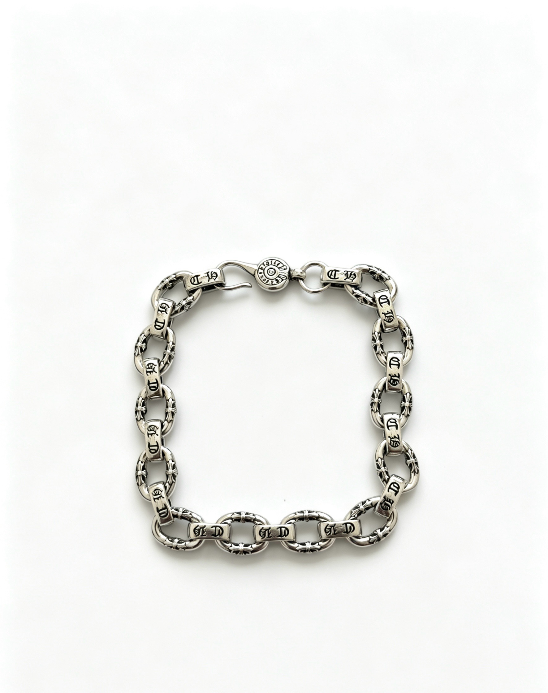 NO:896147,New [counter quality] Chrome Hearts Classic Retro Cross Flower Glossy Cuban Bracelet, the original concave and convex shapes have different pattern design styles, showing a distinctive cross. The Scout flower is the symbol of Chrome Hearts, so it is more durable. Genuine pattern-printed Chrome Hearts distinguishes the ordinary light version in the market. Match the version and standard quality. Look at the printing details. The degree of retro ash oxidation. Seiko version!  !  !  Purely handmade, authentic mold opening, trendy and fashionable must-have, can be worn by both men and women, the same style for couples, official website original version, rock punk Thai silver style, retro elements, trendy and versatile (code number 18, 20, 22 can be changed in size), fine jewelry, chrome hearts, chrome hearts, bracelets19860909新款【专柜品质】Chrome Hearts克罗心经典复古十字花光面古巴手链,原图凹凸造型不同的花纹设计风格 呈现出与众不同 十字架 童军花是克罗心的志 所以更经久不衰 正品打版Chrome Hearts克罗心 区别市场普通轻版 对版对标品质 看字印细节 复古做旧灰氧程度.精工版本！！！ 纯手工打造 正品开模 潮流时尚必备 男女均可佩戴 情侣同款 官网原版 摇滚朋克泰银风格 复古元素 潮流百搭（码数18 20 22可改尺寸）,饰品精品,chrome hearts,chrome hearts,bracelet,Jewelry