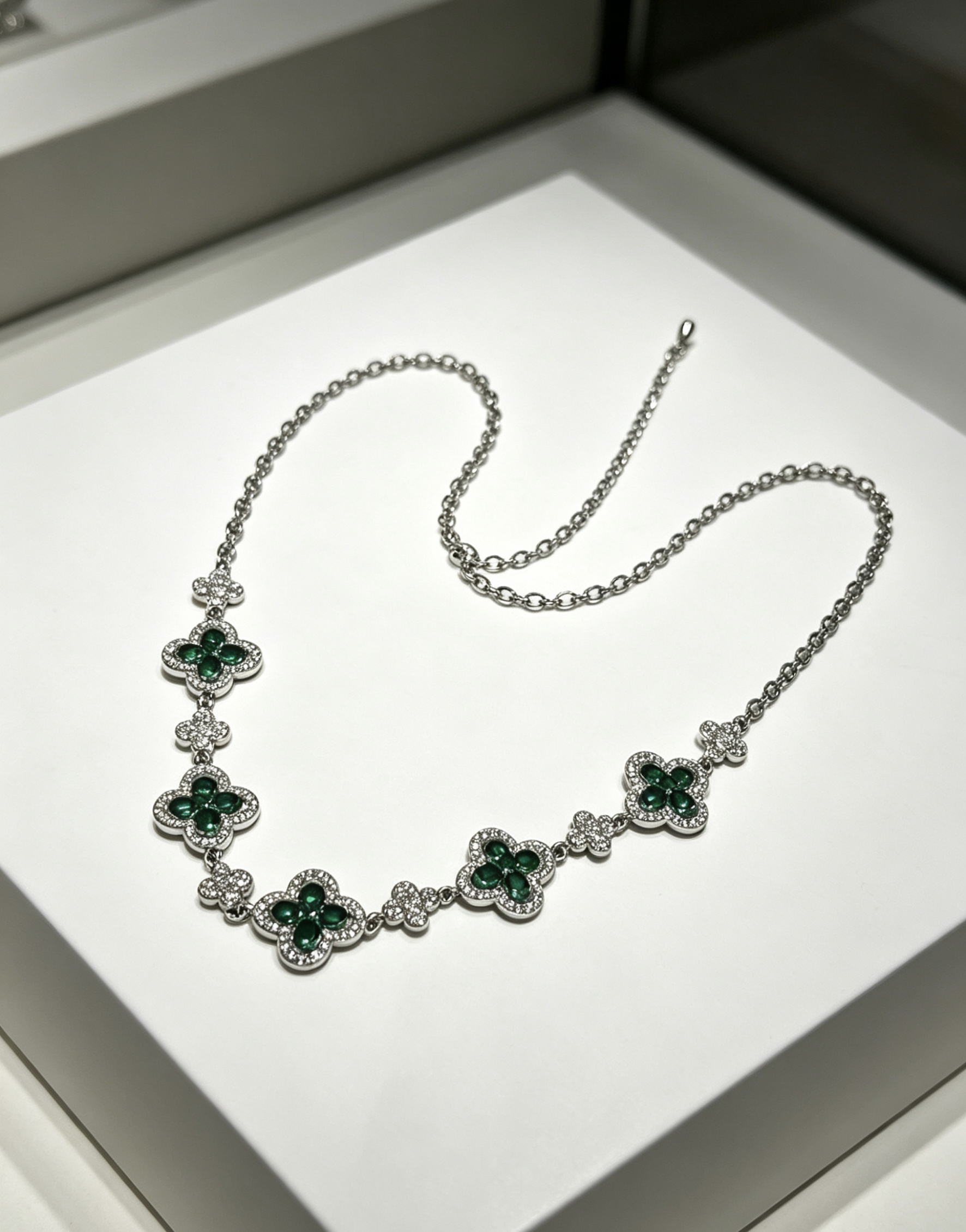 四叶草梵克雅宝🍀项链 品相完美,那种独特的色泽完全无可挑剔,再缀以经典指环外形设计,简约之余却又优雅夺目,纯手工的组合更显气色,上身雅致动人 8