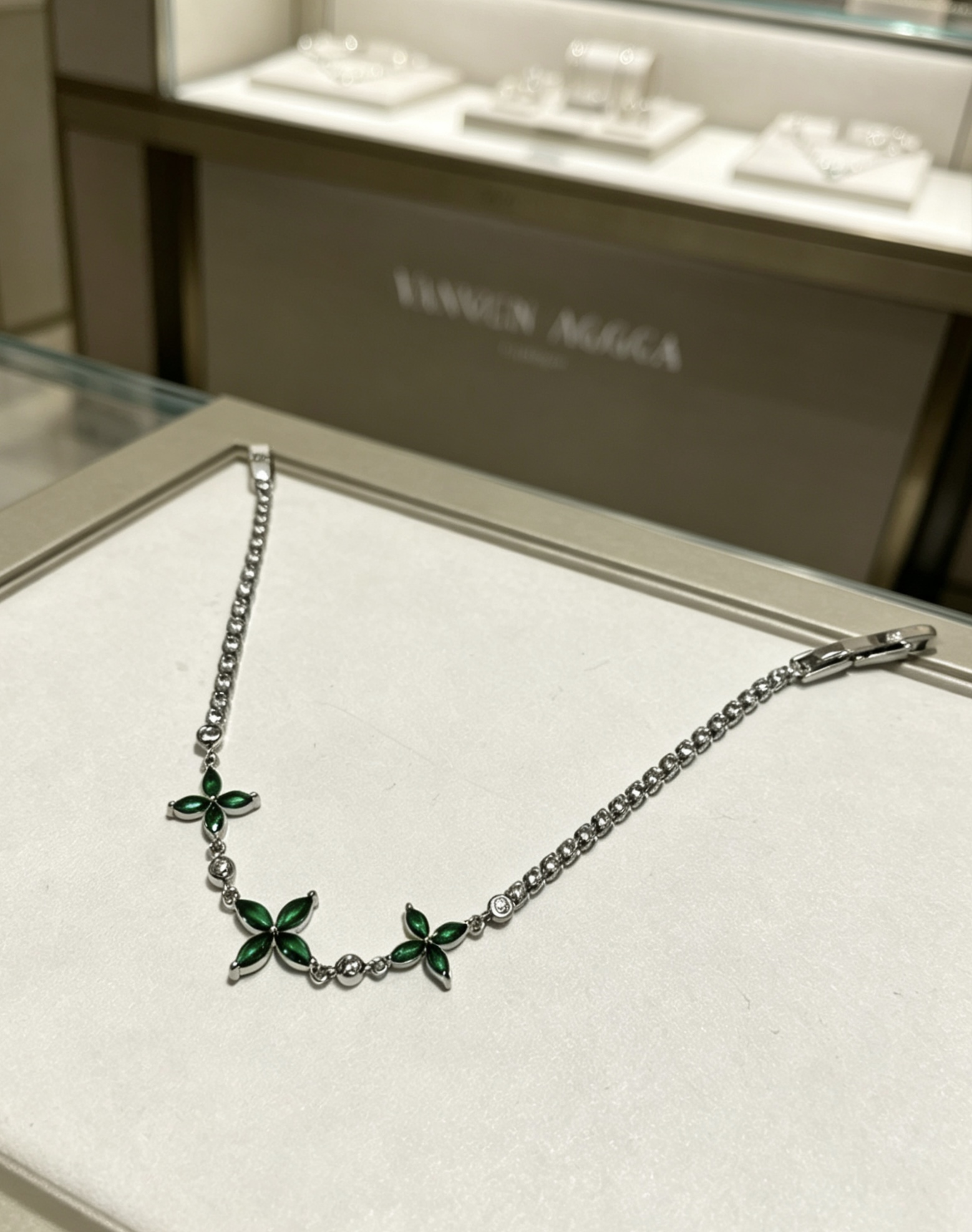 四叶草梵克雅宝🍀手链 品相完美,那种独特的色泽完全无可挑剔,再缀以经典指环外形设计,简约之余却又优雅夺目,纯手工的组合更显气色,上身雅致动人 9