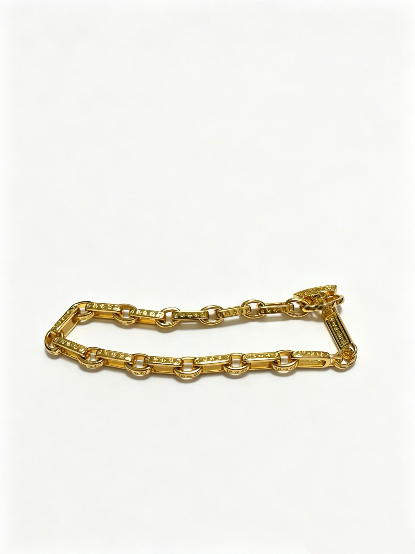 NO:896139,New [counter quality] Chrome Hearts Classic Retro Cross Flower Glossy Cuban Bracelet, the original concave and convex shapes have different pattern design styles, showing a distinctive cross. The Scout flower is the symbol of Chrome Hearts, so it is more durable. Genuine pattern-printed Chrome Hearts distinguishes the ordinary light version in the market. Match the version and standard quality. Look at the printing details. The degree of retro ash oxidation. Seiko version!  !  !  Purely handmade, authentic mold opening, trendy and fashionable must-have, can be worn by both men and women, same style for couples, official website original version, rock punk Thai silver style, retro elements, trendy and versatile, boutique jewelry, chrome hearts, chrome hearts, bracelets19860909新款【专柜品质】Chrome Hearts克罗心经典复古十字花光面古巴手链,原图凹凸造型不同的花纹设计风格 呈现出与众不同 十字架 童军花是克罗心的志 所以更经久不衰 正品打版Chrome Hearts克罗心 区别市场普通轻版 对版对标品质 看字印细节 复古做旧灰氧程度.精工版本！！！ 纯手工打造 正品开模 潮流时尚必备 男女均可佩戴 情侣同款 官网原版 摇滚朋克泰银风格 复古元素 潮流百搭,饰品精品,chrome hearts,chrome hearts,bracelet,Jewelry