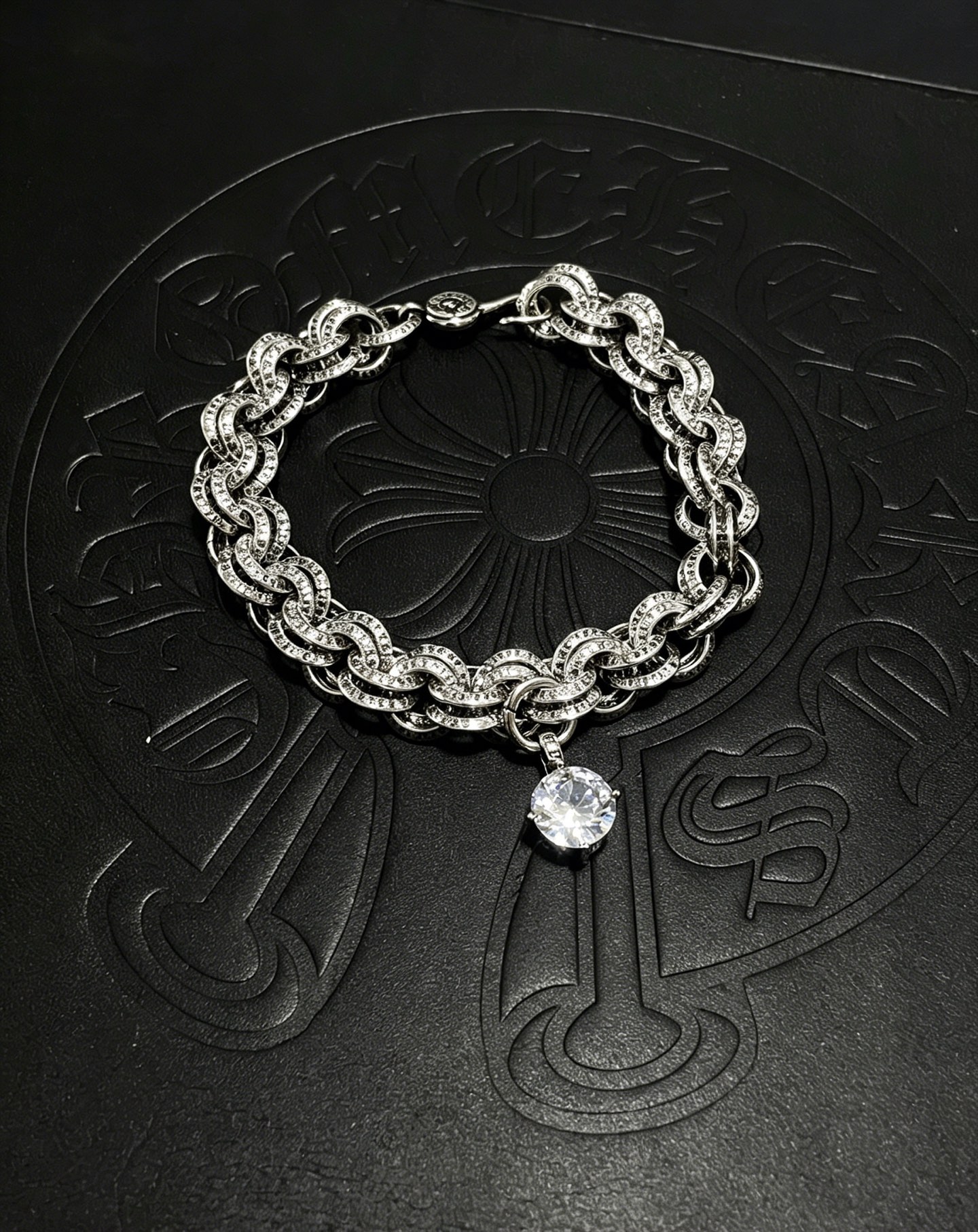 NO:896158,New [counter quality] Chrome Hearts Classic Retro Cross Flower Glossy Cuban Bracelet, the original concave and convex shapes have different pattern design styles, showing a distinctive cross. The Scout flower is the symbol of Chrome Hearts, so it is more durable. Genuine pattern-printed Chrome Hearts distinguishes the ordinary light version in the market. Match the version and standard quality. Look at the printing details. The degree of retro ash oxidation. Seiko version!  !  !  Purely handmade, authentic mold opening, trendy and fashionable must-have, can be worn by both men and women, same style for couples, official website original version, rock punk Thai silver style, retro elements, trendy and versatile, boutique jewelry, chrome hearts, chrome hearts, bracelets19860909新款【专柜品质】Chrome Hearts克罗心经典复古十字花光面古巴手链,原图凹凸造型不同的花纹设计风格 呈现出与众不同 十字架 童军花是克罗心的志 所以更经久不衰 正品打版Chrome Hearts克罗心 区别市场普通轻版 对版对标品质 看字印细节 复古做旧灰氧程度.精工版本！！！ 纯手工打造 正品开模 潮流时尚必备 男女均可佩戴 情侣同款 官网原版 摇滚朋克泰银风格 复古元素 潮流百搭,饰品精品,chrome hearts,chrome hearts,bracelet,Jewelry