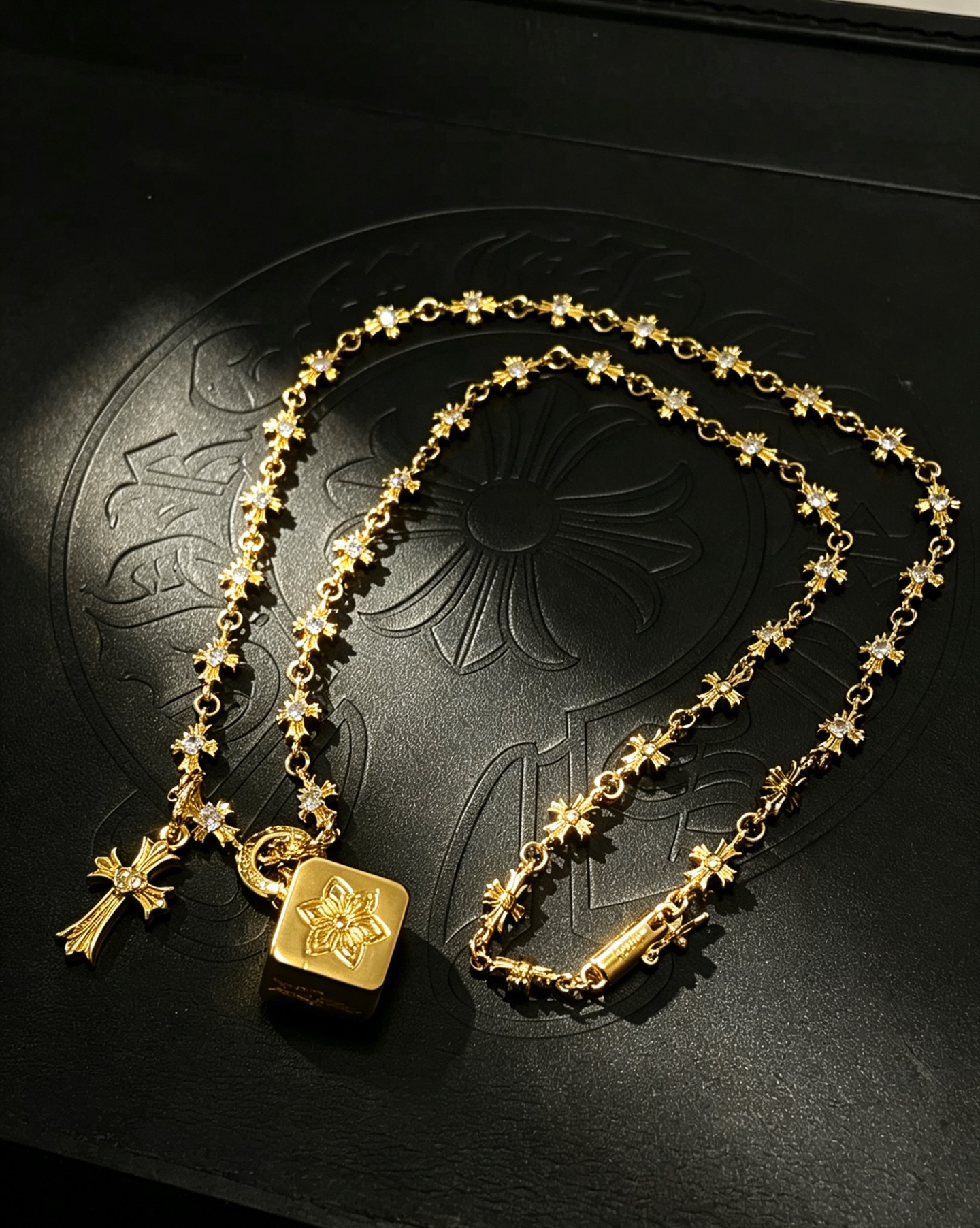 NO:896145,New [counter quality] Chrome Hearts multi-element retro cross necklace. The concave and convex shapes have different pattern design styles, showing a distinctive cross. The Scout flower is the symbol of Chrome Hearts, so it is more durable. Genuine pattern-printed Chrome Hearts distinguishes the ordinary light version in the market. Match the version and standard quality. Look at the printing details. The degree of retro gray oxidation. Seiko version!  !  !  Purely handmade, authentic molded fashion essentials, can be worn by both men and women, same style for couples, original official website, rock punk Thai silver style, retro elements, trendy and versatile (60cm), fine jewelry, chrome hearts, chrome hearts, necklace19860909新款【专柜品质】Chrome Hearts克罗心多元素复古十字架项链 凹凸造型不同的花纹设计风格 呈现出与众不同 十字架 童军花是克罗心的志 所以更经久不衰 正品打版Chrome Hearts克罗心 区别市场普通轻版 对版对标品质 看字印细节 复古做旧灰氧程度.精工版本！！！ 纯手工打造 正品开模潮流时尚必备 男女均可佩戴 情侣同款 官网原版 摇滚朋克泰银风格 复古元素 潮流百搭（60cm）,饰品精品,chrome hearts,chrome hearts,necklace,Jewelry