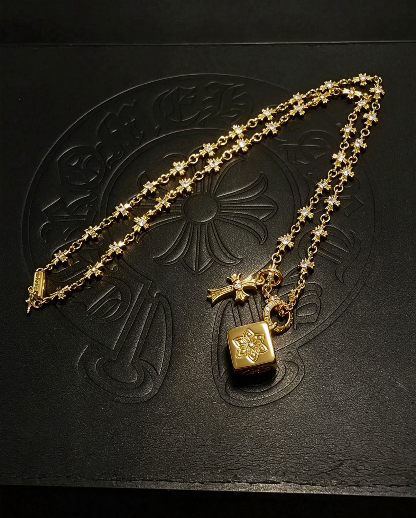 新款【专柜品质】Chrome Hearts克罗心多元素复古十字架项链 凹凸造型不同的花纹设计风格 呈现出与众不同 十字架 童军花是克罗心的志 2