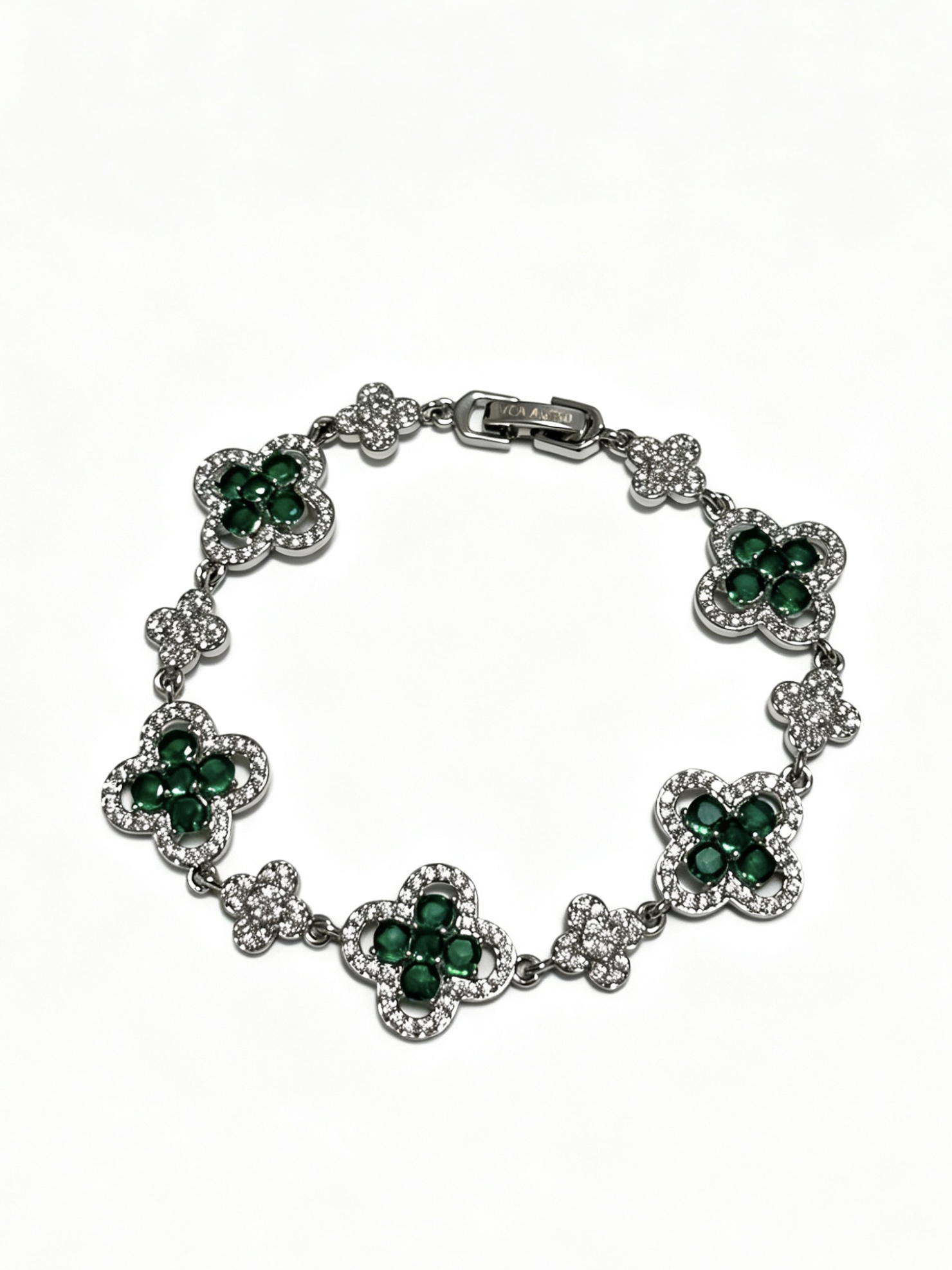 NO:896172,The four-leaf clover Van Cleef & Arpels bracelet is in perfect condition, the unique color is completely impeccable, and it is decorated with a classic ring shape design. It is simple yet elegant and eye-catching. The handmade combination adds to the beauty, and the upper body is elegant and moving. Same style for men and women, fine jewelry, van cleef, bracelet19860909四叶草梵克雅宝手链 品相完美,那种独特的色泽完全无可挑剔,再缀以经典指环外形设计,简约之余却又优雅夺目,纯手工的组合更显气色,上身雅致动人.男女同款,饰品精品,van cleef,bracelet,Jewelry