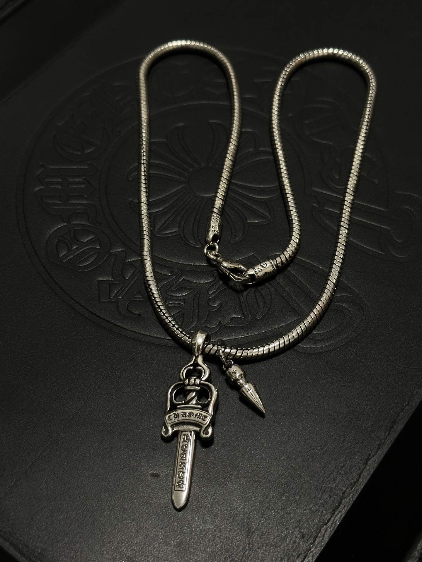 NO:896161,New [counter quality] Chrome Hearts multi-element retro cross necklace. The concave and convex shapes have different pattern design styles, showing a distinctive cross. The Scout flower is the symbol of Chrome Hearts, so it is more durable. Genuine pattern-printed Chrome Hearts distinguishes the ordinary light version in the market. Match the version and standard quality. Look at the printing details. The degree of retro gray oxidation. Seiko version!  !  !  Purely handmade, authentic molded fashion essentials, can be worn by both men and women, same style for couples, original official website, rock punk Thai silver style, retro elements, trendy and versatile (60cm), fine jewelry, chrome hearts, chrome hearts, necklace19860909新款【专柜品质】Chrome Hearts克罗心多元素复古十字架项链 凹凸造型不同的花纹设计风格 呈现出与众不同 十字架 童军花是克罗心的志 所以更经久不衰 正品打版Chrome Hearts克罗心 区别市场普通轻版 对版对标品质 看字印细节 复古做旧灰氧程度.精工版本！！！ 纯手工打造 正品开模潮流时尚必备 男女均可佩戴 情侣同款 官网原版 摇滚朋克泰银风格 复古元素 潮流百搭（60cm）,饰品精品,chrome hearts,chrome hearts,necklace,Jewelry