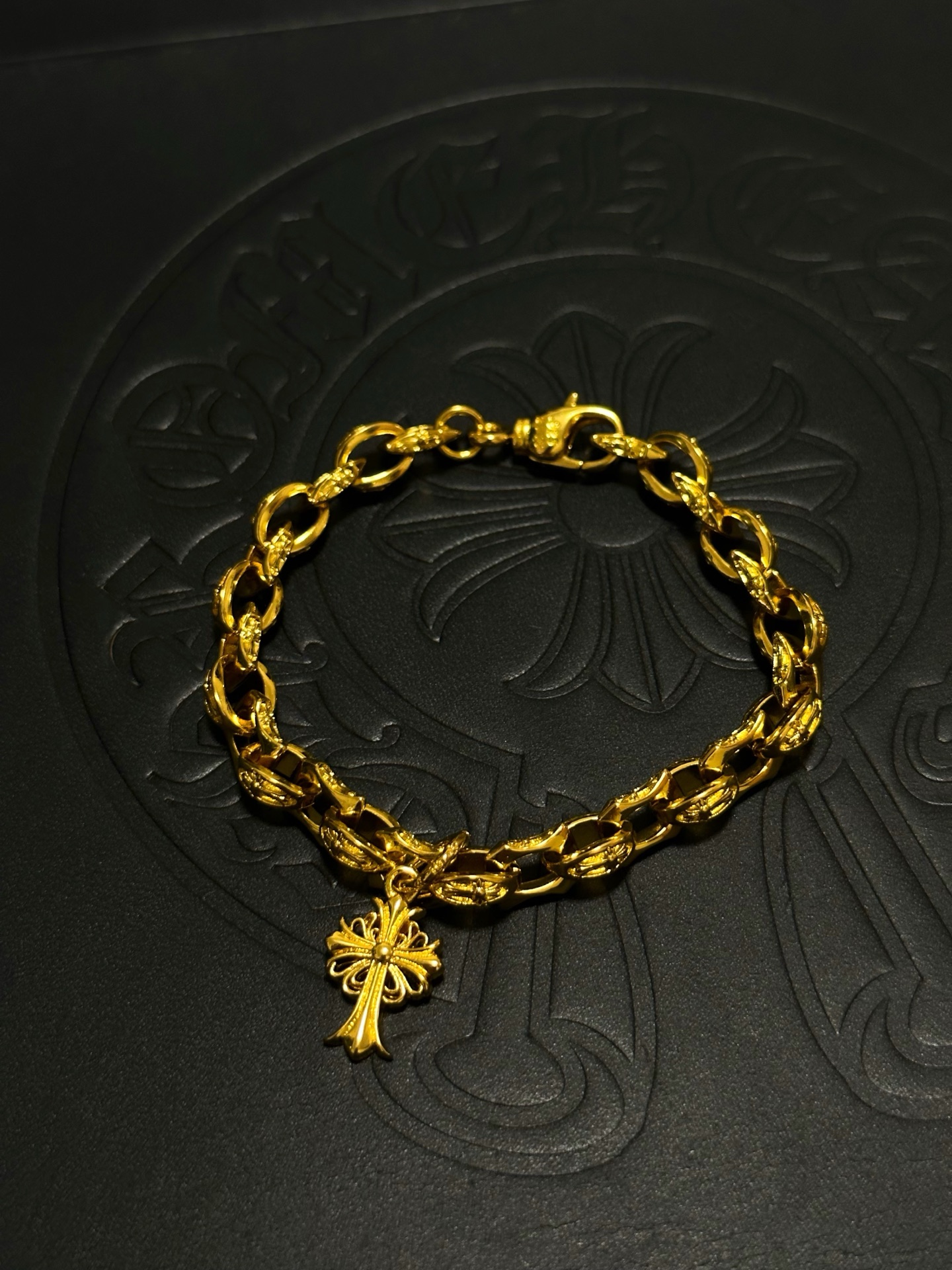 NO:896163,New [counter quality] Chrome Hearts Classic Retro Cross Flower Glossy Cuban Bracelet, the original concave and convex shapes have different pattern design styles, showing a distinctive cross. The Scout flower is the symbol of Chrome Hearts, so it is more durable. Genuine pattern-printed Chrome Hearts distinguishes the ordinary light version in the market. Match the version and standard quality. Look at the printing details. The degree of retro ash oxidation. Seiko version!  !  !  Purely handmade, authentic mold opening, trendy and fashionable must-have, can be worn by both men and women, the same style for couples, official website original version, rock punk Thai silver style, retro elements, trendy and versatile (code number 18, 20, 22 can be changed in size), fine jewelry, chrome hearts, chrome hearts, bracelets19860909新款【专柜品质】Chrome Hearts克罗心经典复古十字花光面古巴手链,原图凹凸造型不同的花纹设计风格 呈现出与众不同 十字架 童军花是克罗心的志 所以更经久不衰 正品打版Chrome Hearts克罗心 区别市场普通轻版 对版对标品质 看字印细节 复古做旧灰氧程度.精工版本！！！ 纯手工打造 正品开模 潮流时尚必备 男女均可佩戴 情侣同款 官网原版 摇滚朋克泰银风格 复古元素 潮流百搭（码数18 20 22可改尺寸）,饰品精品,chrome hearts,chrome hearts,bracelet,Jewelry