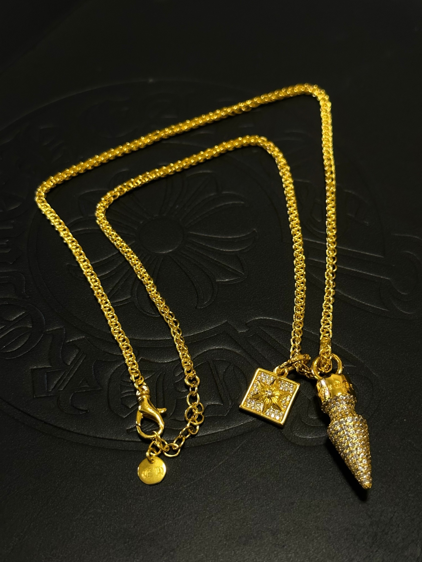 NO:896165,New [counter quality] Chrome Hearts multi-element retro cross necklace. The concave and convex shapes have different pattern design styles, showing a distinctive cross. The Scout flower is the symbol of Chrome Hearts, so it is more durable. Genuine pattern-printed Chrome Hearts distinguishes the ordinary light version in the market. Match the version and standard quality. Look at the printing details. The degree of retro gray oxidation. Seiko version!  !  !  Purely handmade, authentic molded fashion essentials, can be worn by both men and women, same style for couples, original official website, rock punk Thai silver style, retro elements, trendy and versatile (60cm), fine jewelry, chrome hearts, chrome hearts, necklace19860909新款【专柜品质】Chrome Hearts克罗心多元素复古十字架项链 凹凸造型不同的花纹设计风格 呈现出与众不同 十字架 童军花是克罗心的志 所以更经久不衰 正品打版Chrome Hearts克罗心 区别市场普通轻版 对版对标品质 看字印细节 复古做旧灰氧程度.精工版本！！！ 纯手工打造 正品开模潮流时尚必备 男女均可佩戴 情侣同款 官网原版 摇滚朋克泰银风格 复古元素 潮流百搭（60cm）,饰品精品,chrome hearts,chrome hearts,necklace,Jewelry